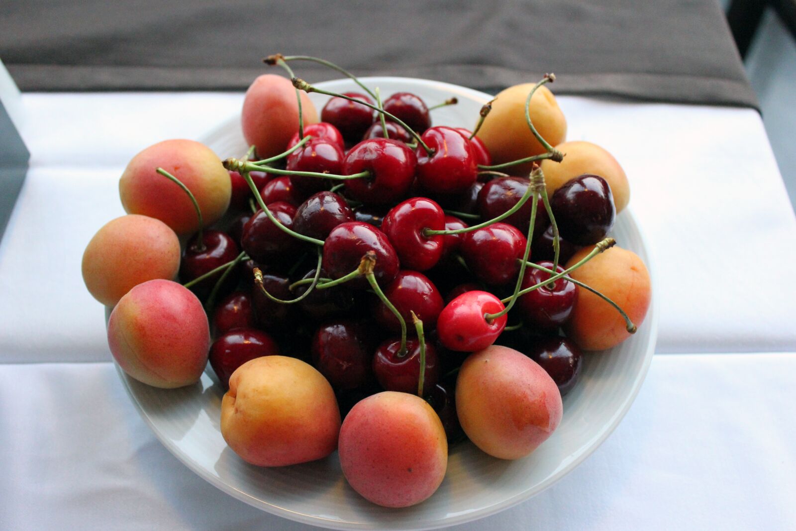 Canon EOS 550D (EOS Rebel T2i / EOS Kiss X4) sample photo. Cherry, apricots, fruit photography