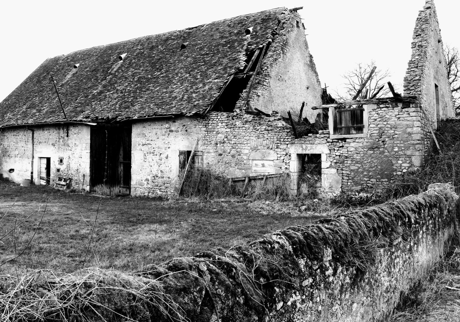 Olympus OM-D E-M10 II sample photo. Farm, ruin, wall photography