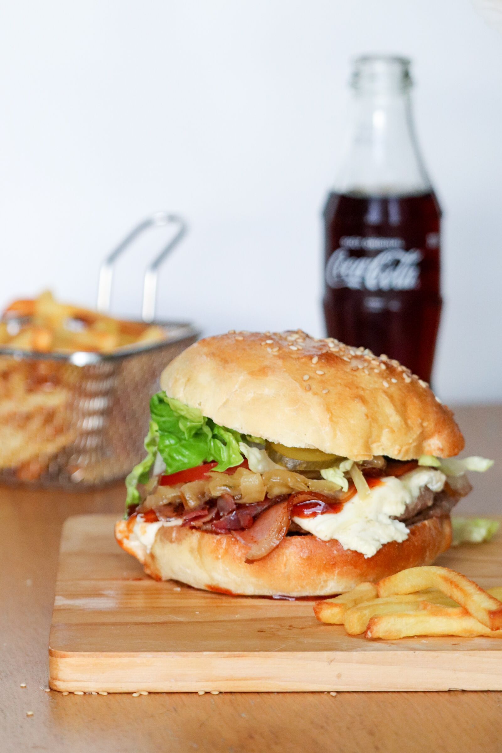 Canon EOS 800D (EOS Rebel T7i / EOS Kiss X9i) sample photo. Burger, homemade, french fries photography