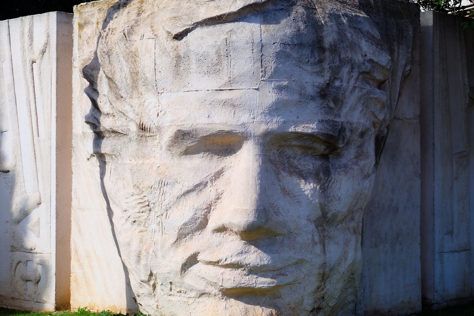 Fujifilm X-A2 + Fujifilm XC 50-230mm F4.5-6.7 OIS II sample photo. Stone, face, monument photography