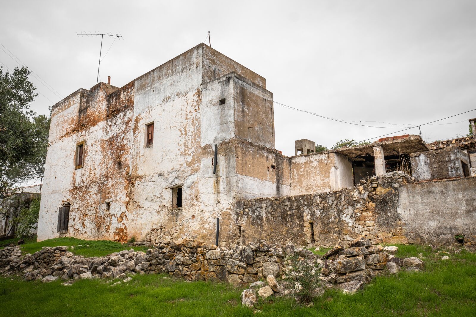 Fujifilm X-T2 + Fujifilm XF 16mm F1.4 R WR sample photo. Abandoned, old, building photography