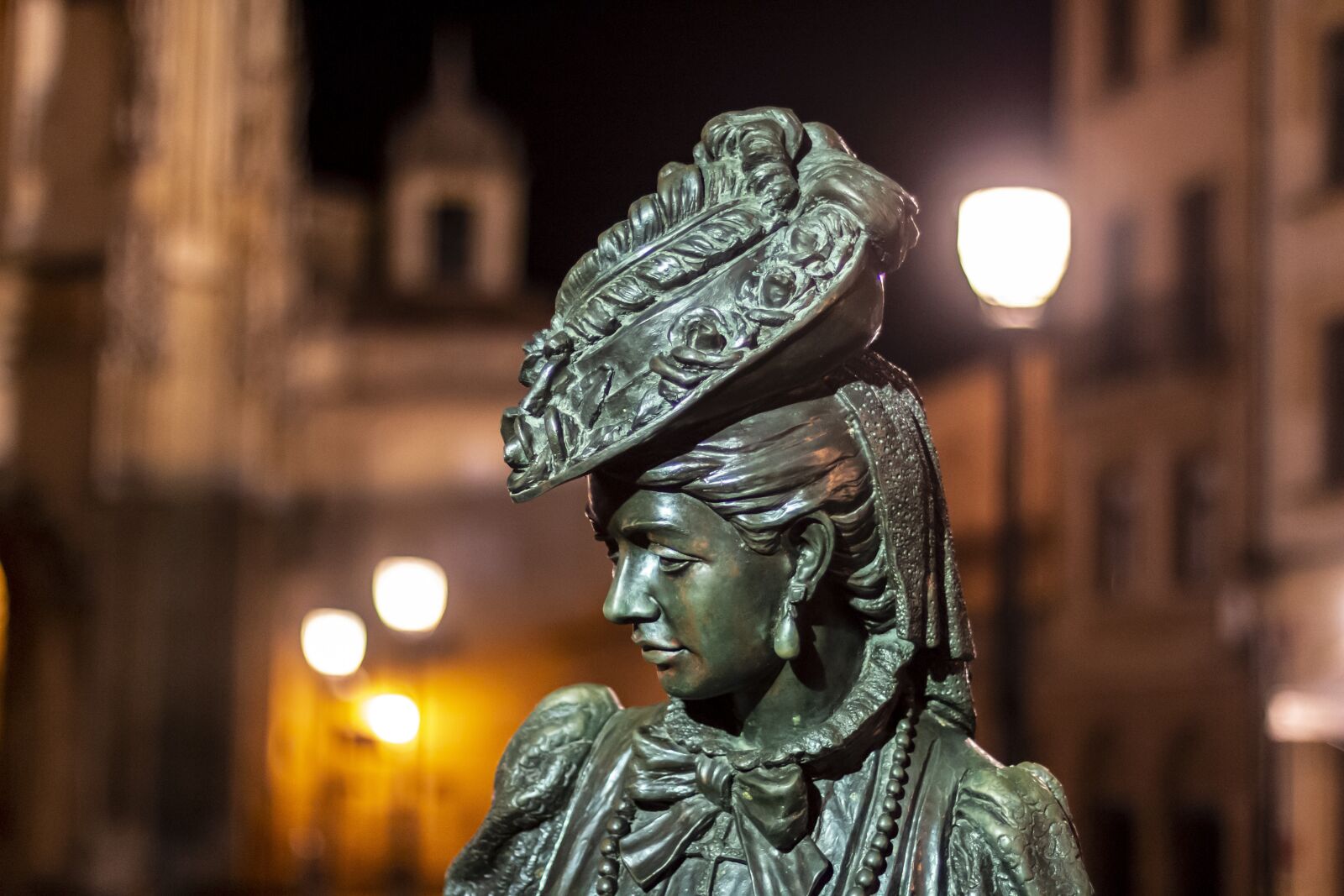 Canon EOS 70D + Canon EF 50mm F1.4 USM sample photo. La regenta, oviedo, statue photography