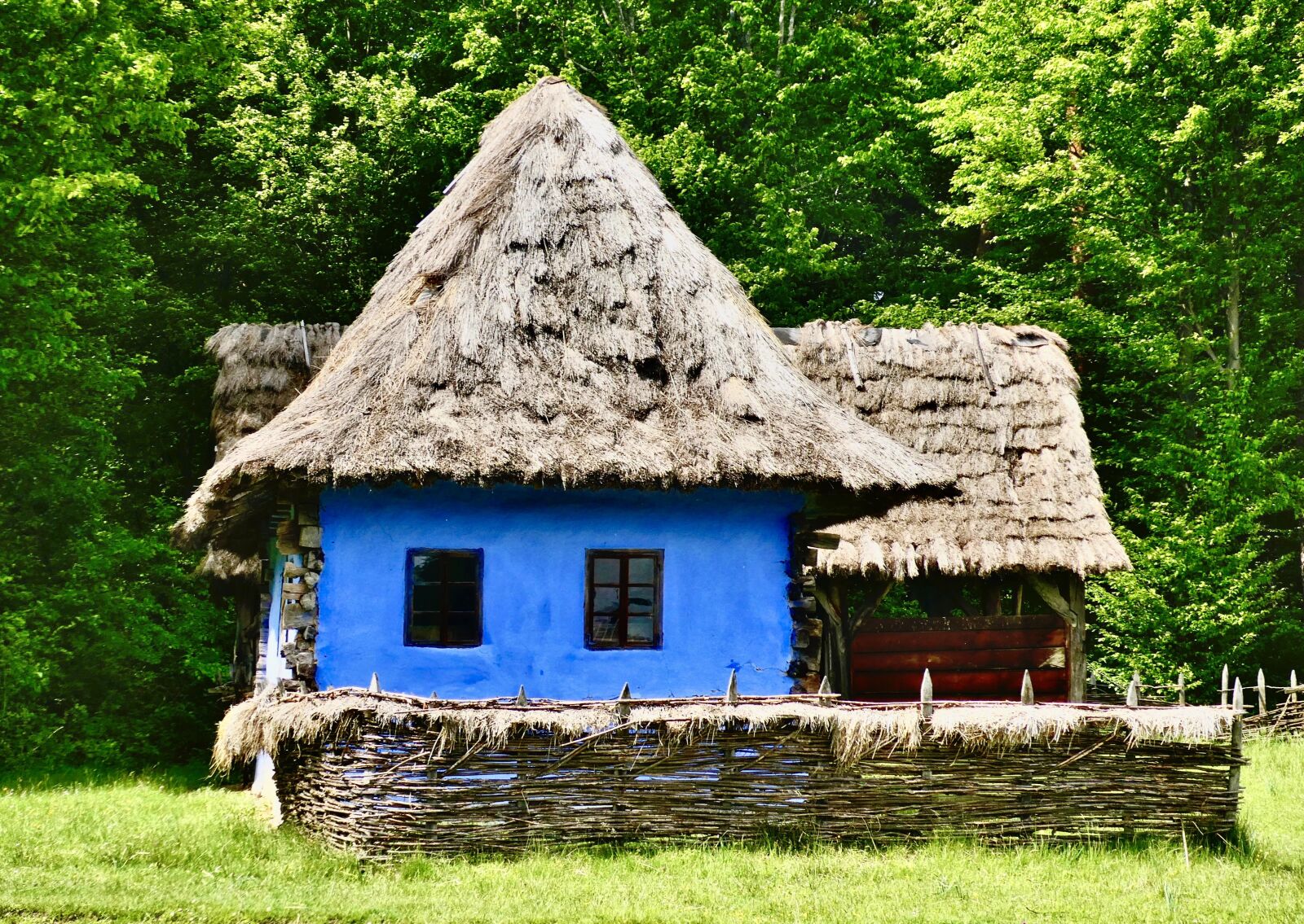 Panasonic Lumix DC-ZS70 (Lumix DC-TZ90) sample photo. House, traditional, thatch photography