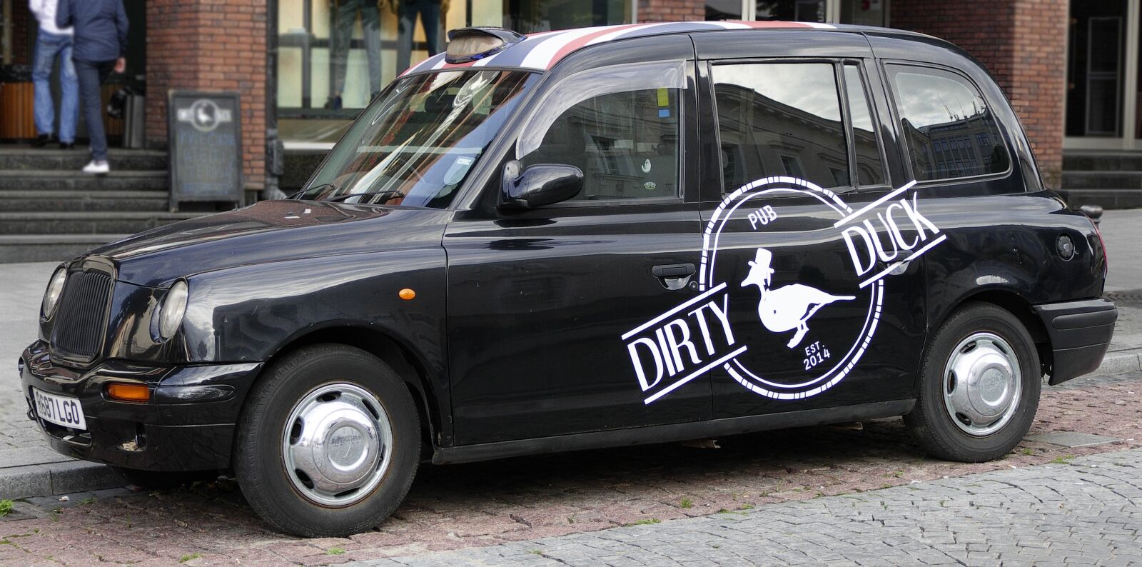 Panasonic Lumix DMC-FZ1000 sample photo. Dirty duck, advertising vehicle photography
