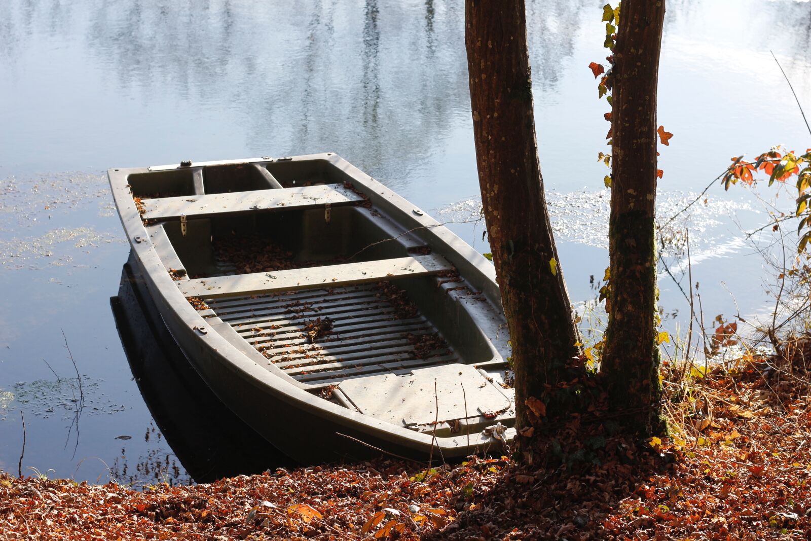 Canon EOS 650D (EOS Rebel T4i / EOS Kiss X6i) + Canon EF 50mm F1.8 STM sample photo. River, boat, reflections photography