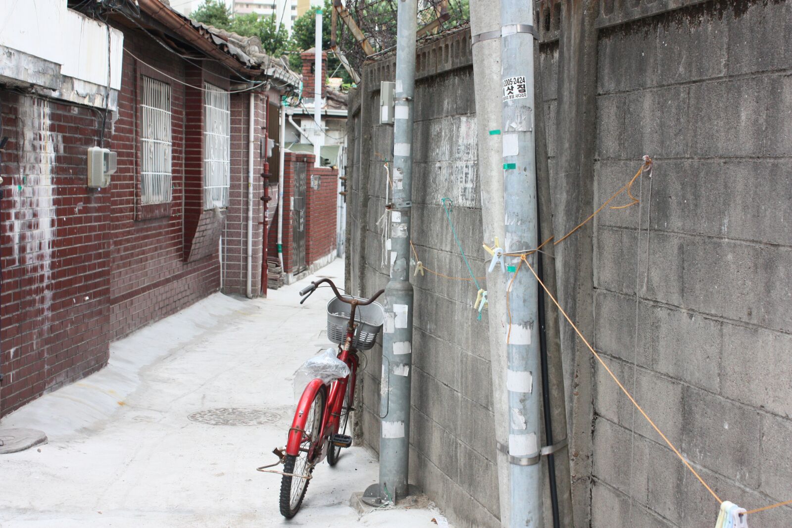 Canon EOS 450D (EOS Rebel XSi / EOS Kiss X2) sample photo. Bike, alley, winter photography