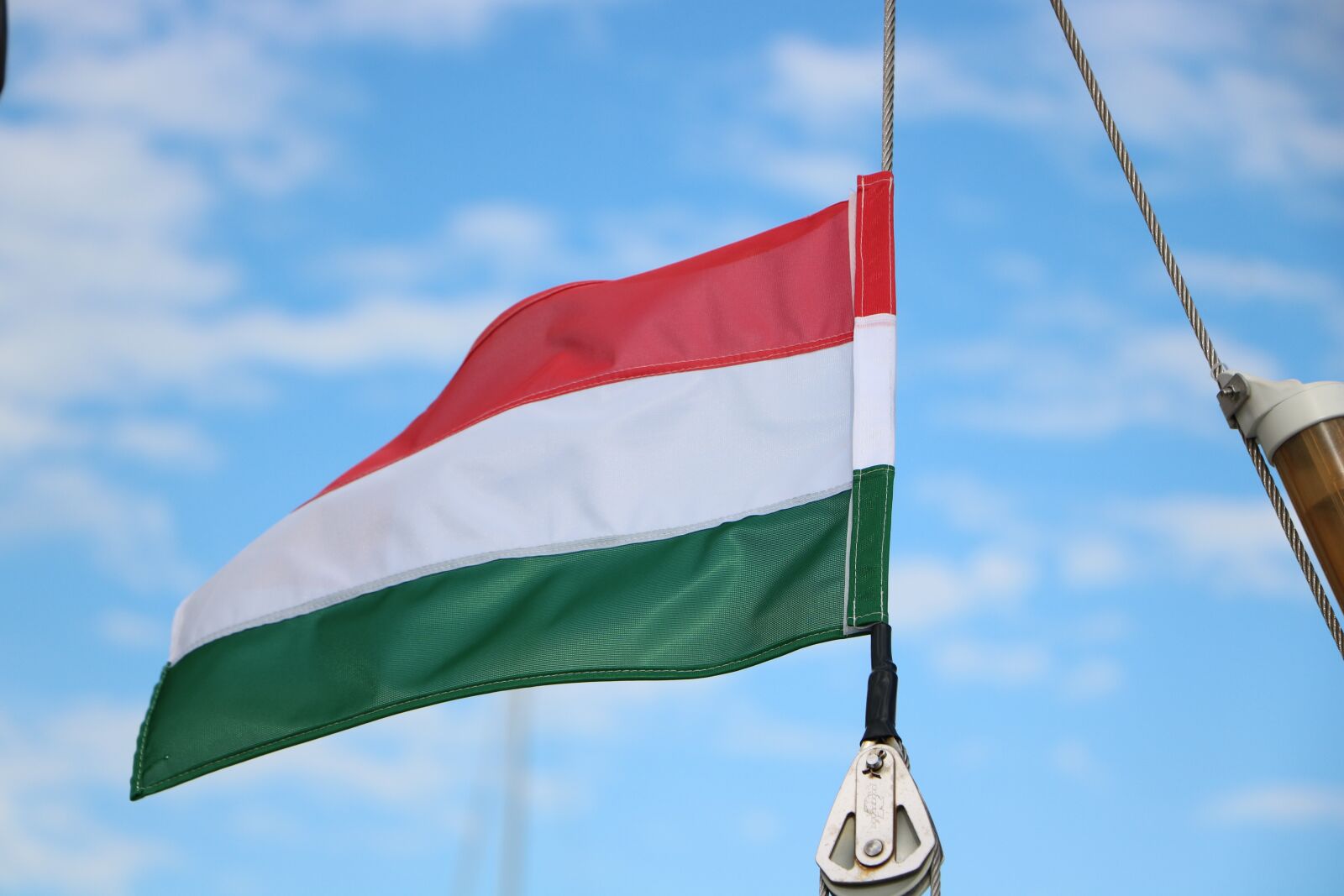 Canon EOS 760D (EOS Rebel T6s / EOS 8000D) sample photo. Hungarian flag, sky, blue photography