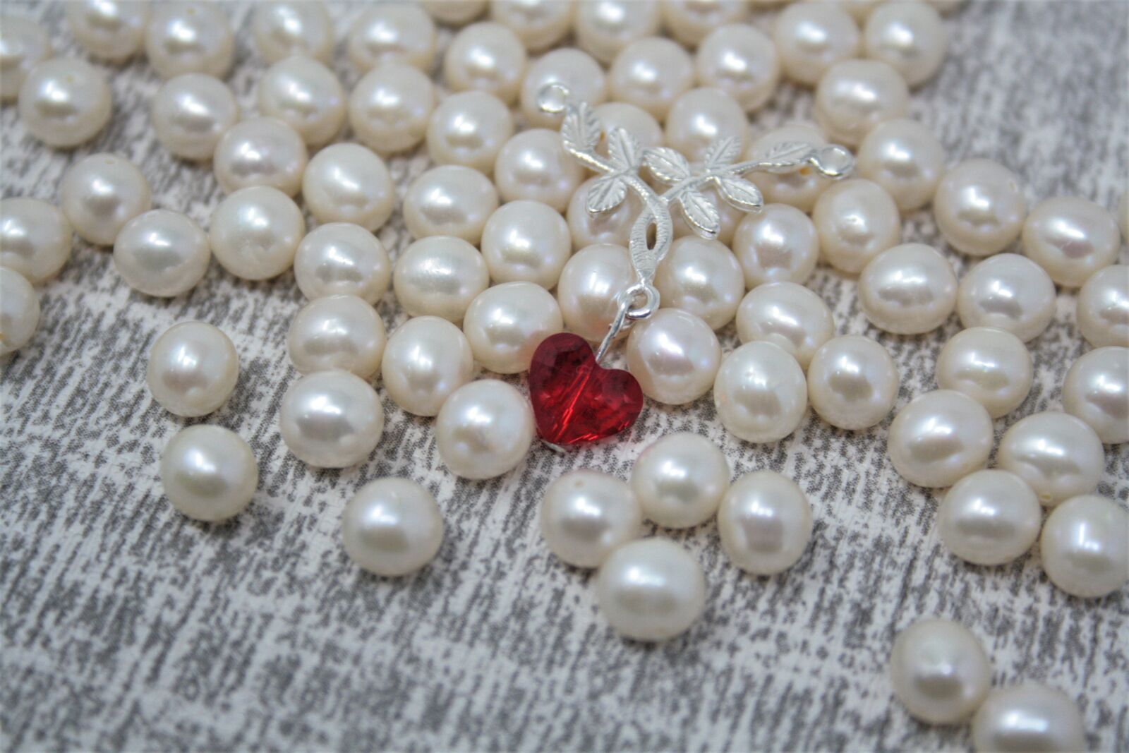 Canon EOS 400D (EOS Digital Rebel XTi / EOS Kiss Digital X) sample photo. Pearls, red, jewellery photography