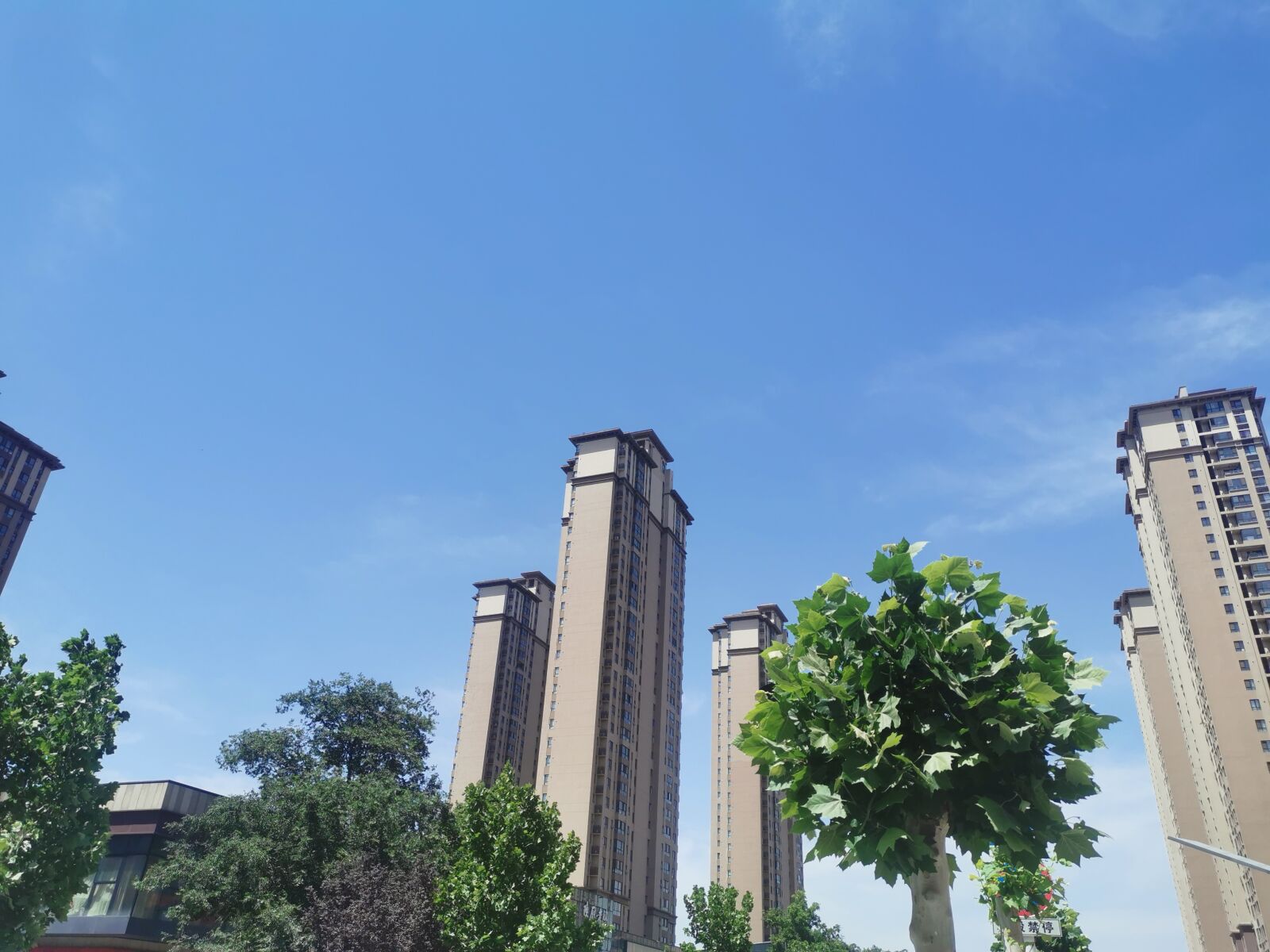 HUAWEI P30 sample photo. Blue sky, building, city photography