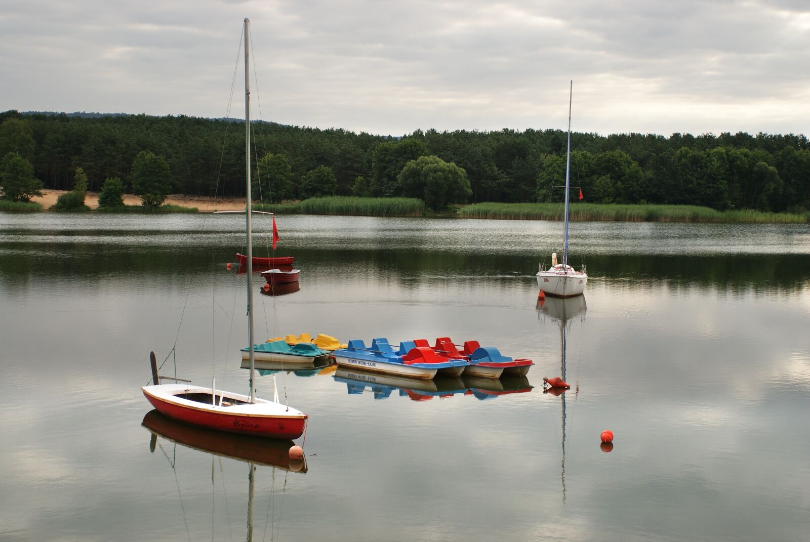 Sony Alpha DSLR-A200 sample photo. Boats, water, haven photography