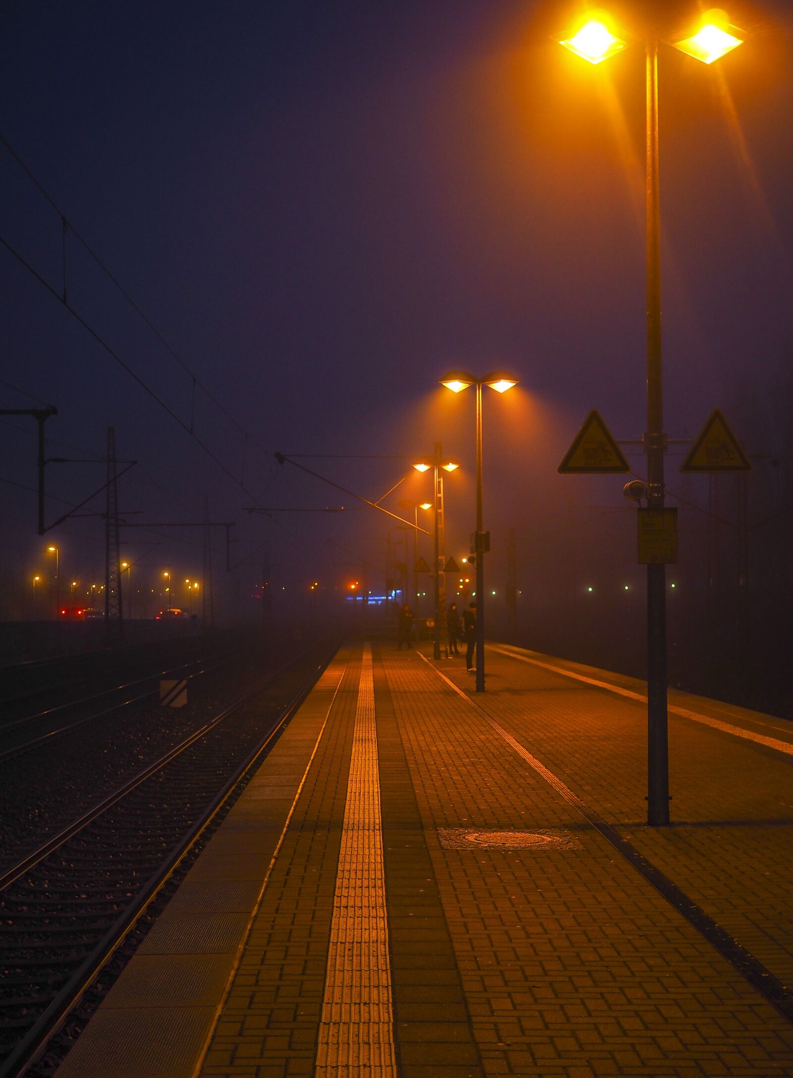 Olympus OM-D E-M10 + Olympus M.Zuiko Digital 25mm F1.8 sample photo. Platform, fog, railway station photography