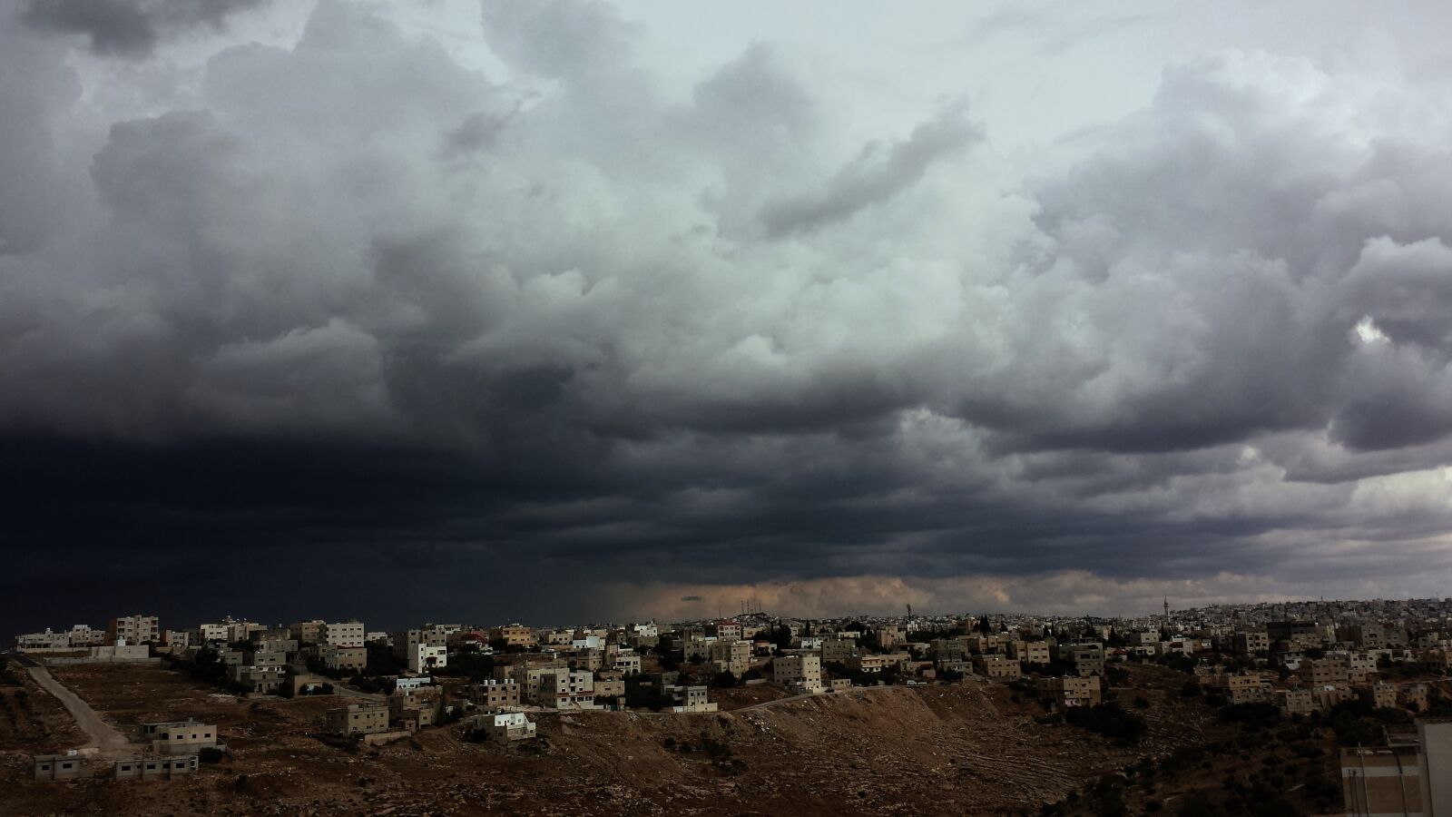 Samsung Galaxy S4 sample photo. City, sky, clouds, rain photography