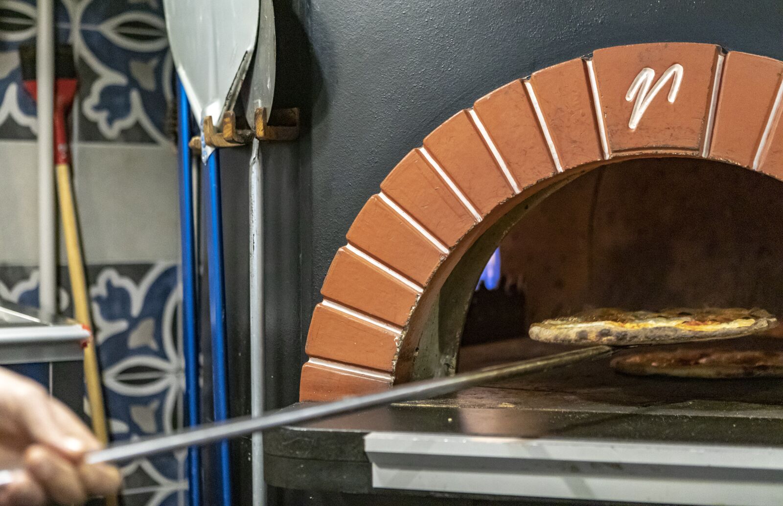 Canon EOS 5D Mark IV sample photo. Hulki okan tabak, pizzeria photography