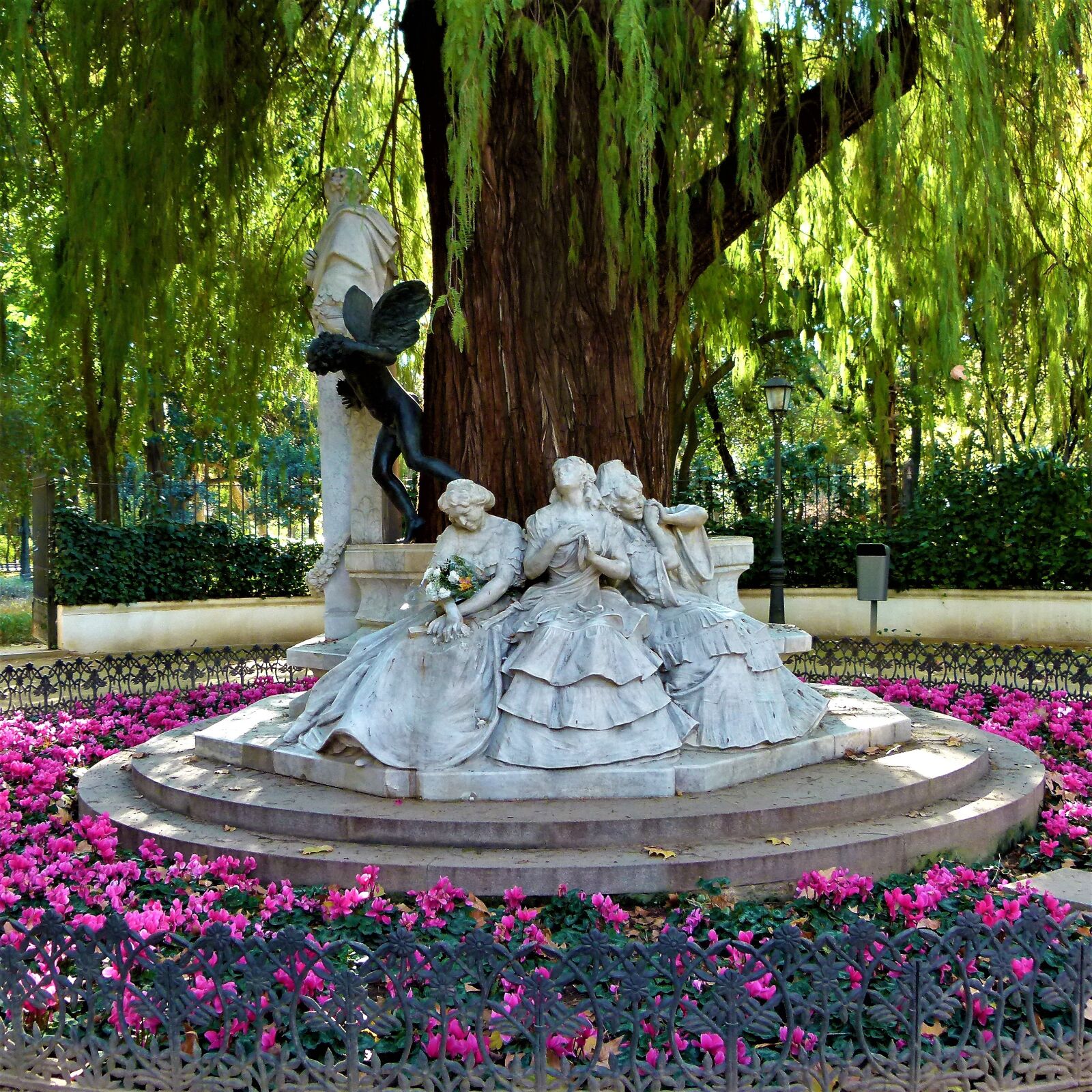 Panasonic Lumix DMC-FZ100 sample photo. Seville, monument, roundabout photography