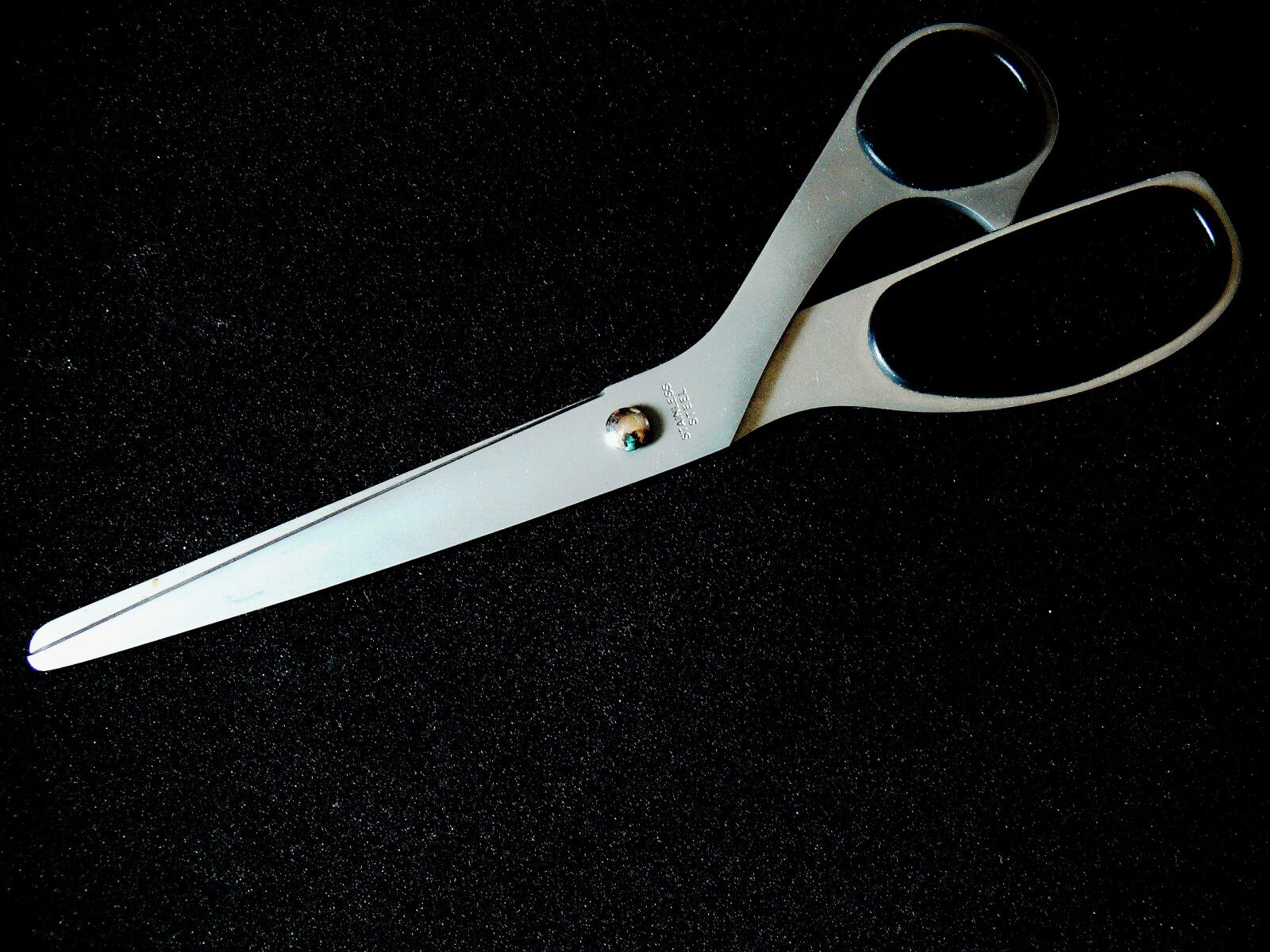 Leica V-LUX 1 sample photo. Scissors, household scissors, sharp photography