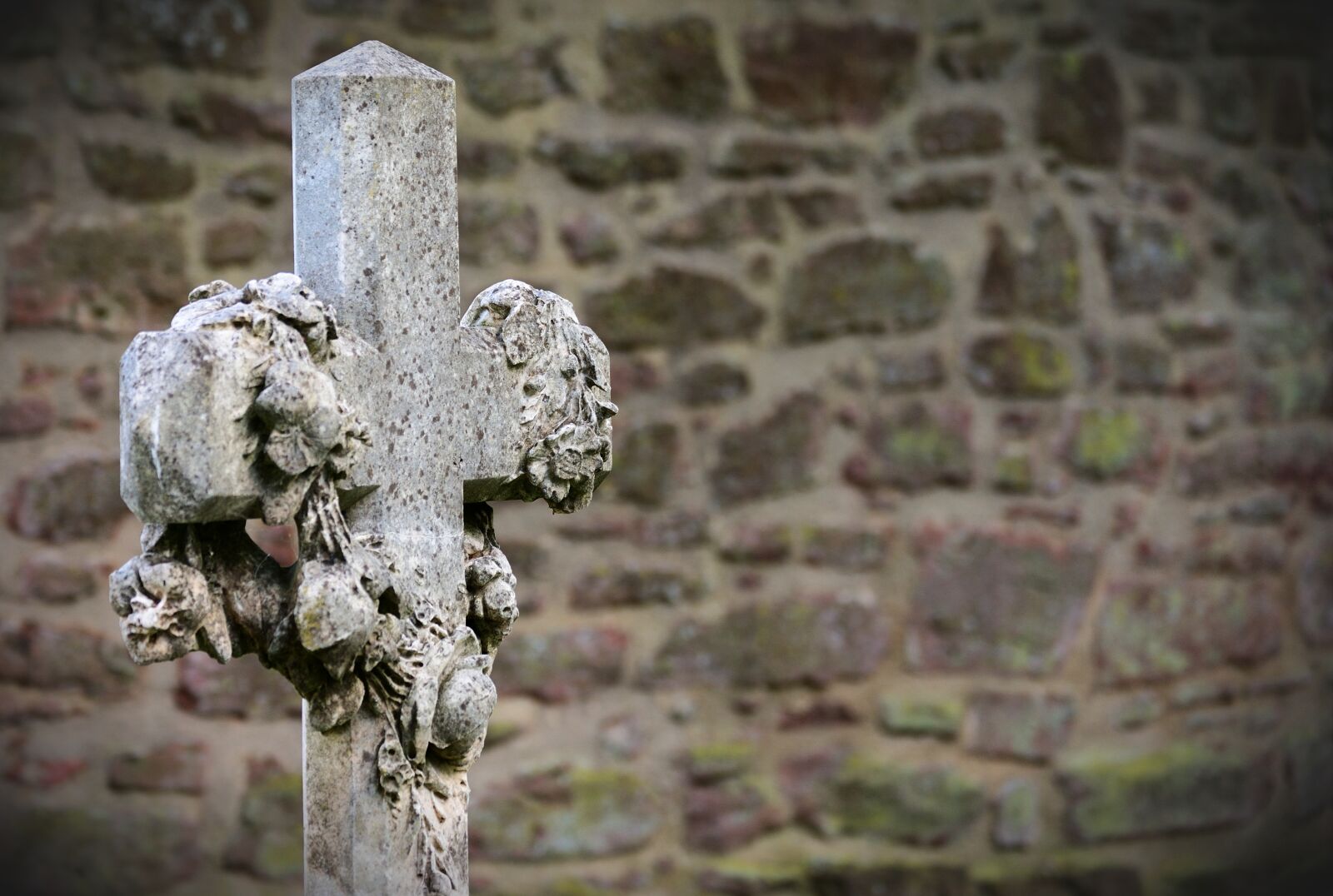 Nikon D610 sample photo. Cross, tomb, memorial photography