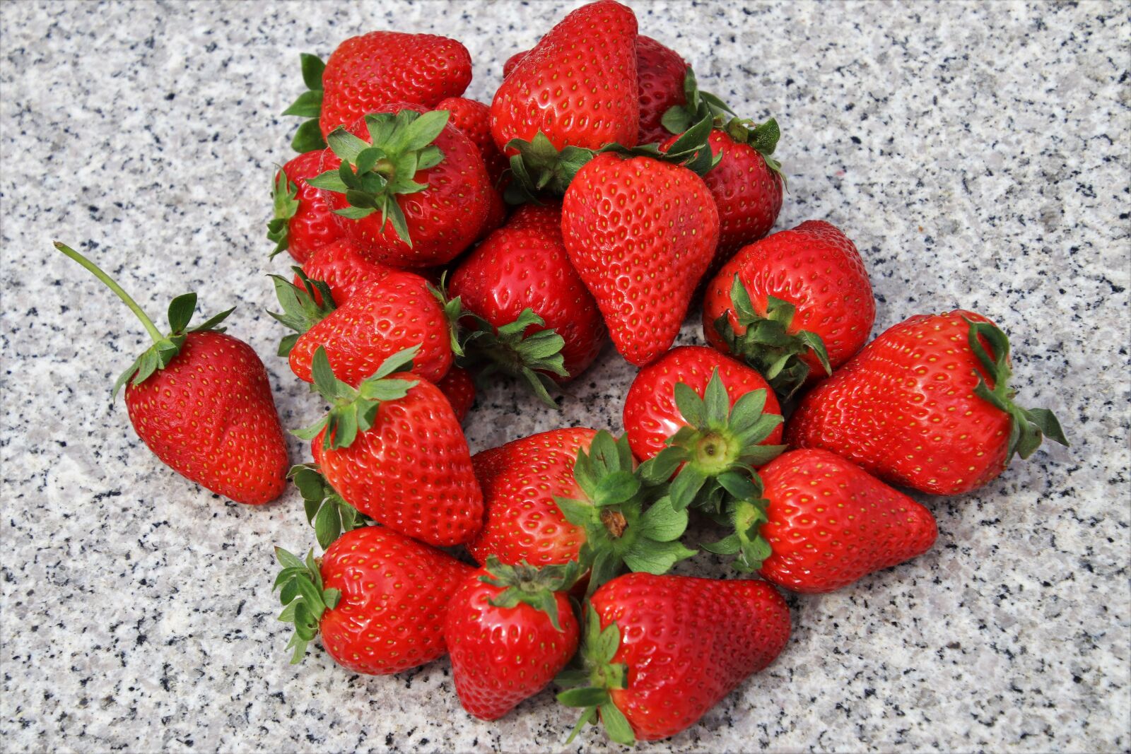 Canon EOS 80D sample photo. Red, strawberries, fit photography