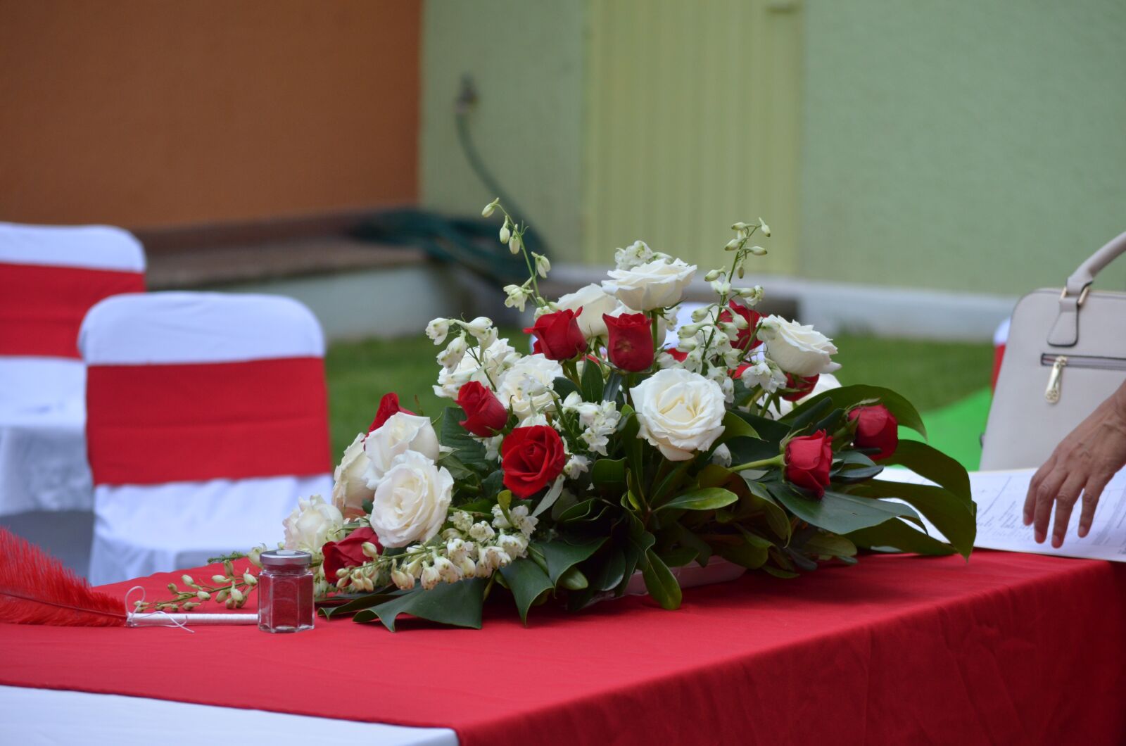 Nikon D5100 sample photo. Flower arrangement, wedding, red photography