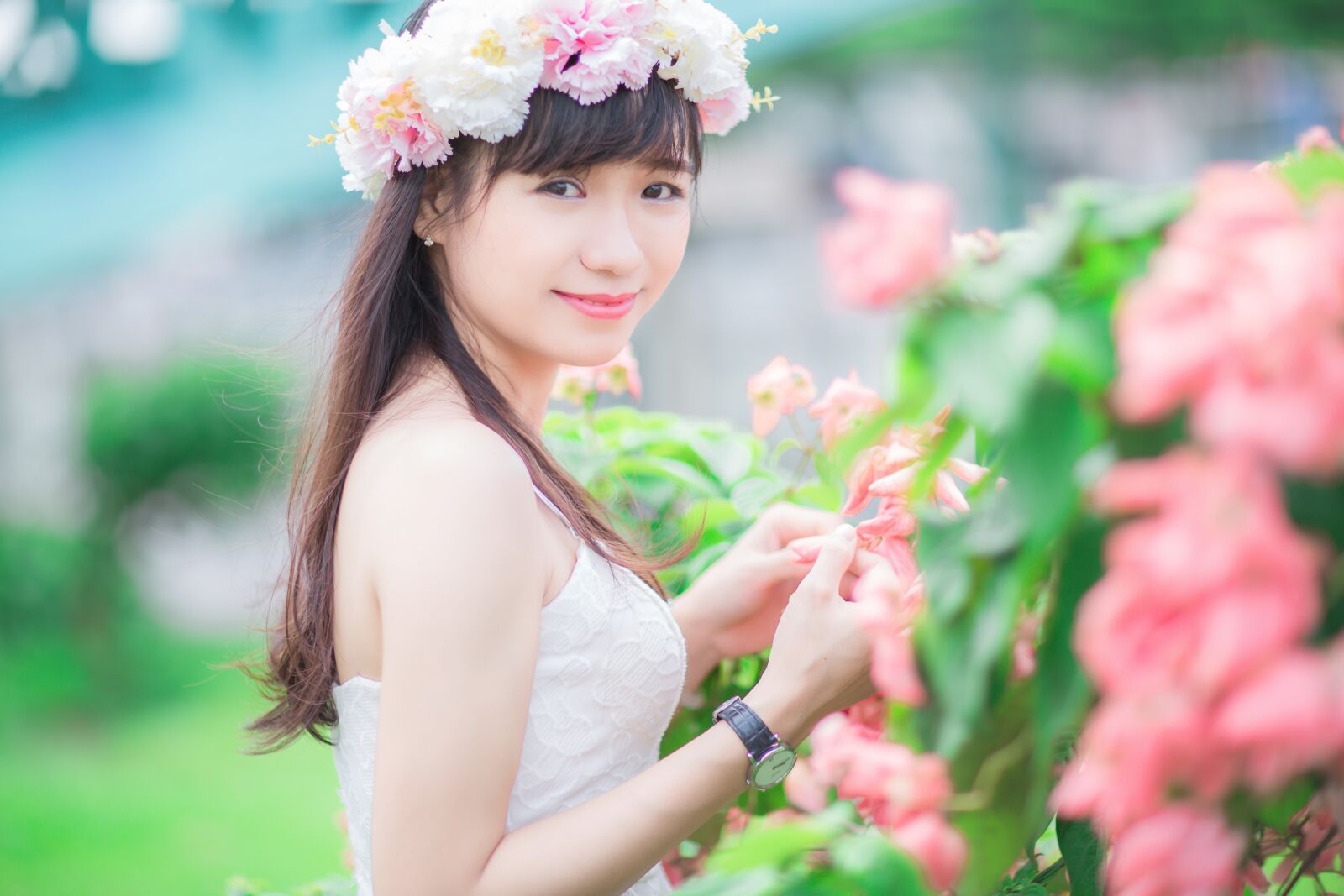 Canon EF 85mm F1.2L II USM sample photo. Girl, white, outsight photography