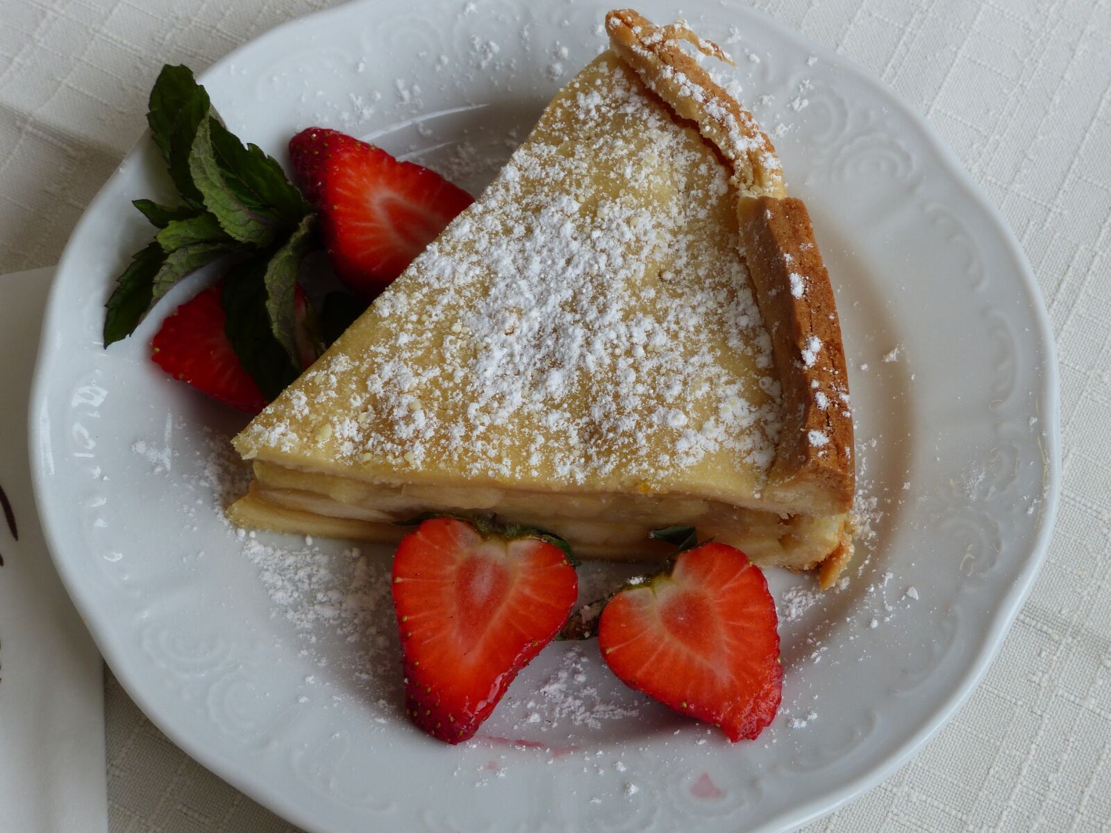 Panasonic Lumix DMC-FZ200 sample photo. Cake, plate, delicious photography