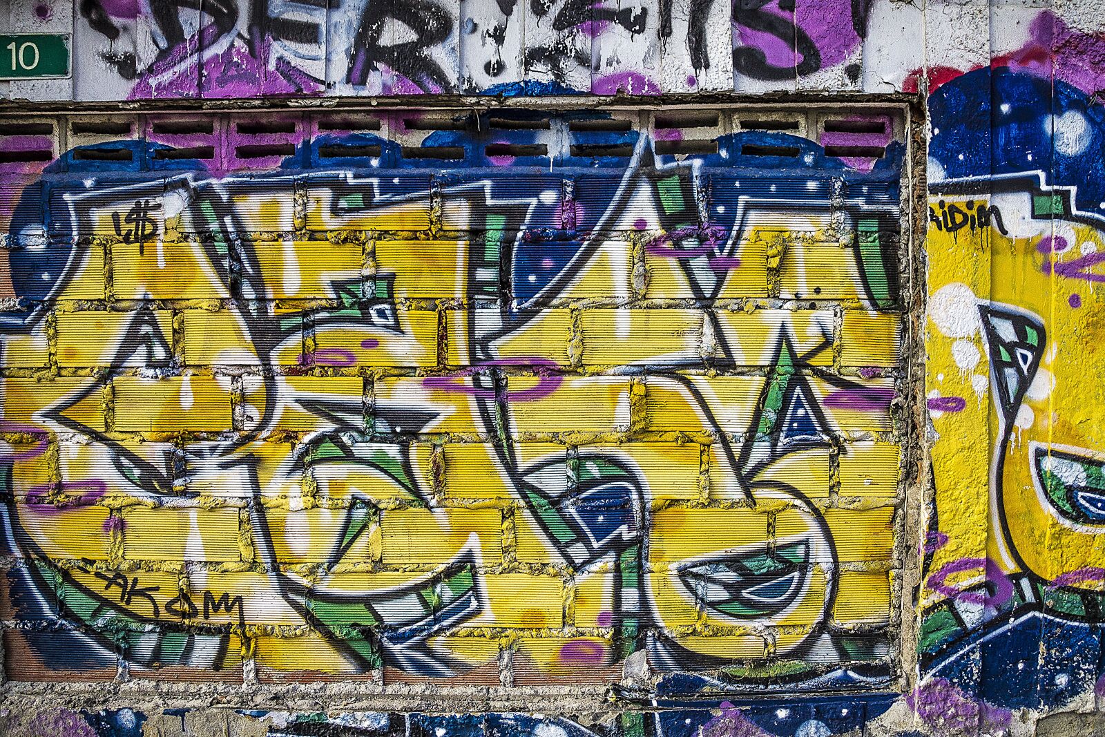 Canon EOS 1100D (EOS Rebel T3 / EOS Kiss X50) sample photo. Background, graffiti, grunge photography