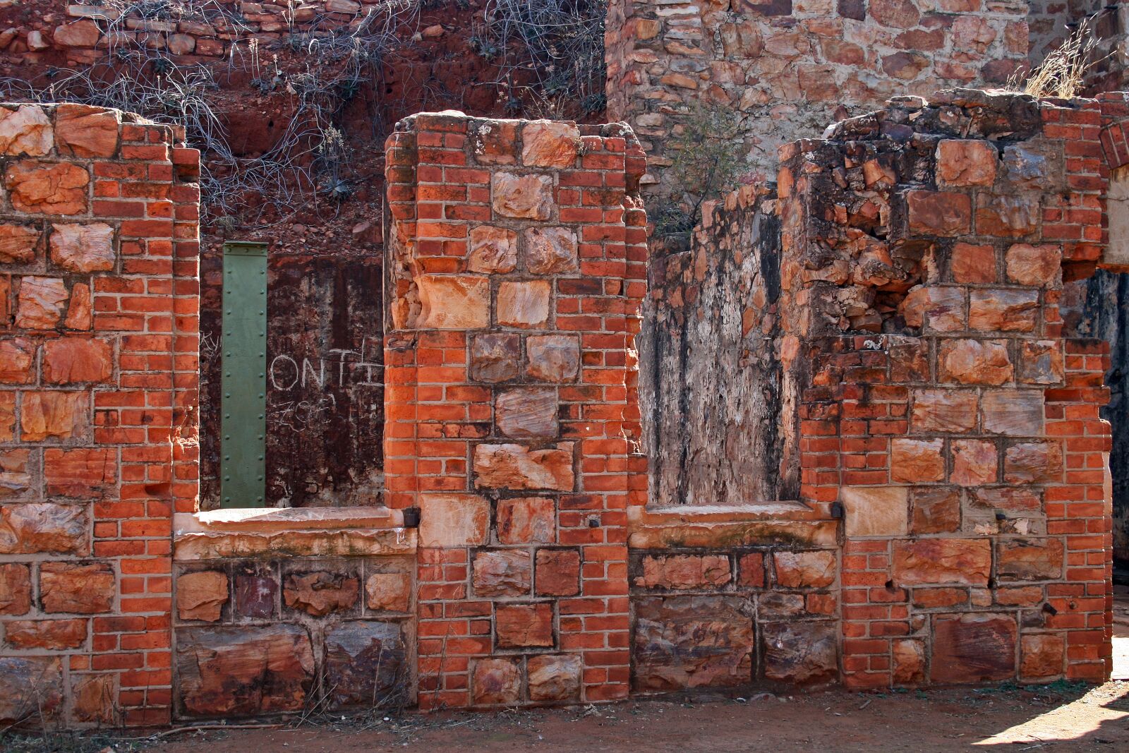 Canon EOS 400D (EOS Digital Rebel XTi / EOS Kiss Digital X) sample photo. Ruins of old fort photography
