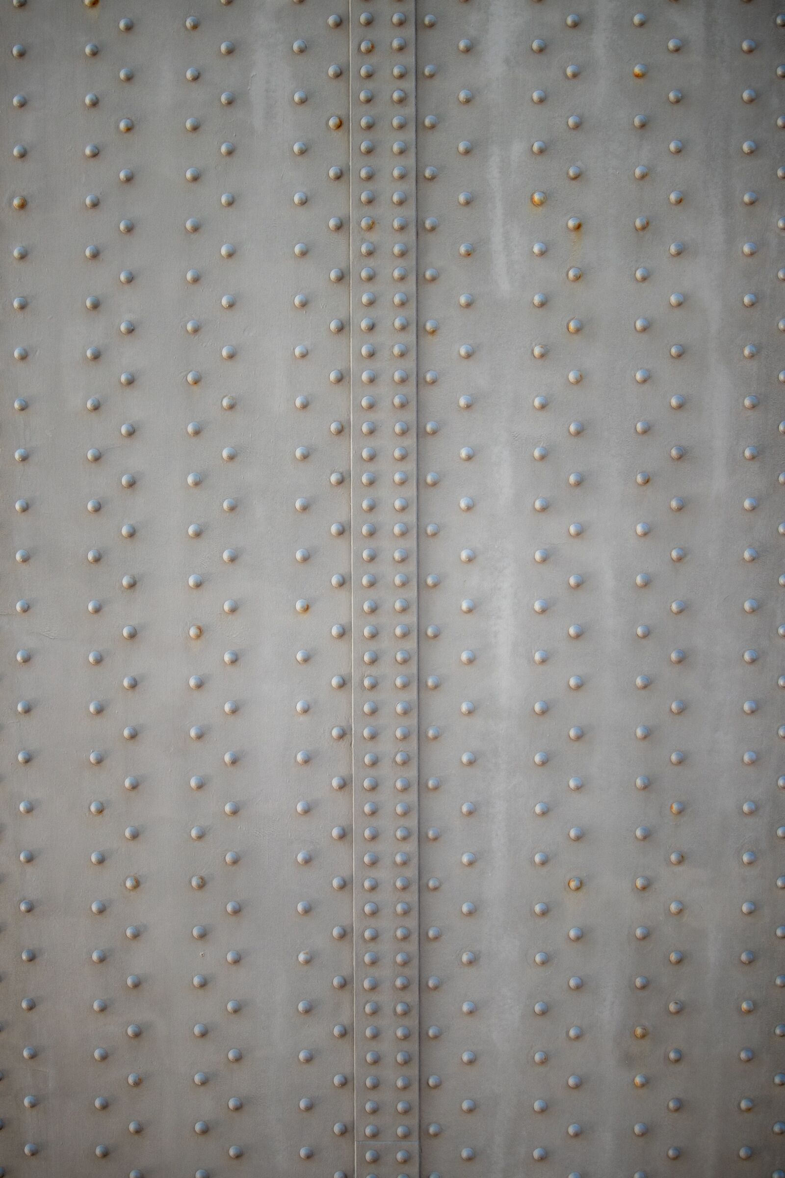 Canon EOS 200D (EOS Rebel SL2 / EOS Kiss X9) sample photo. Rivets, metal, pattern photography