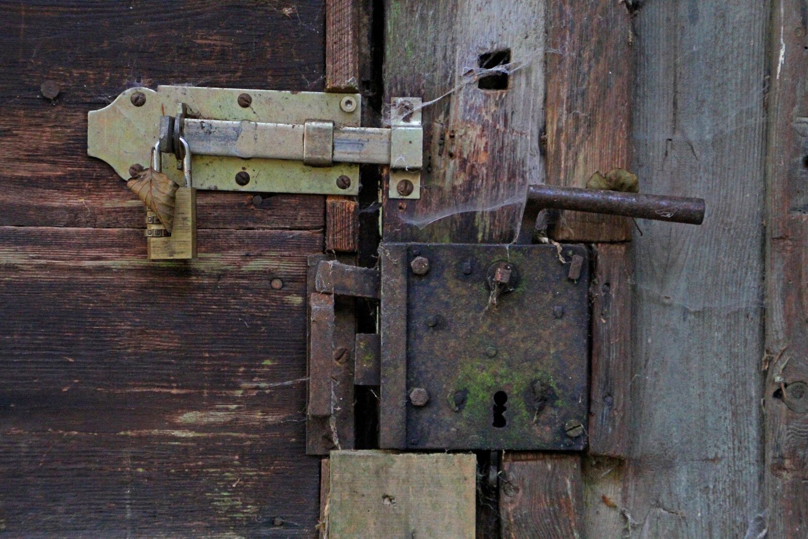 Canon EOS 60D sample photo. Castle, door lock, abandoned photography