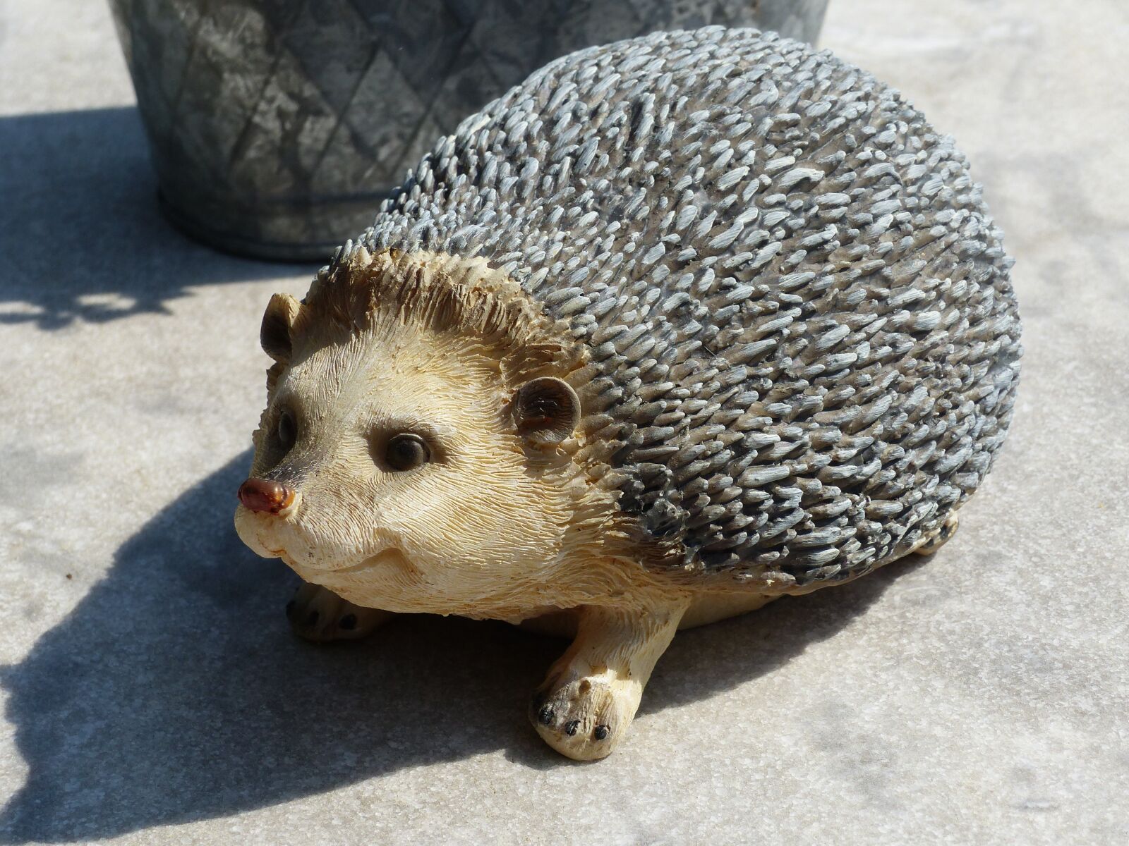 Panasonic Lumix DMC-FZ200 sample photo. Garden figure, hedgehog, table photography