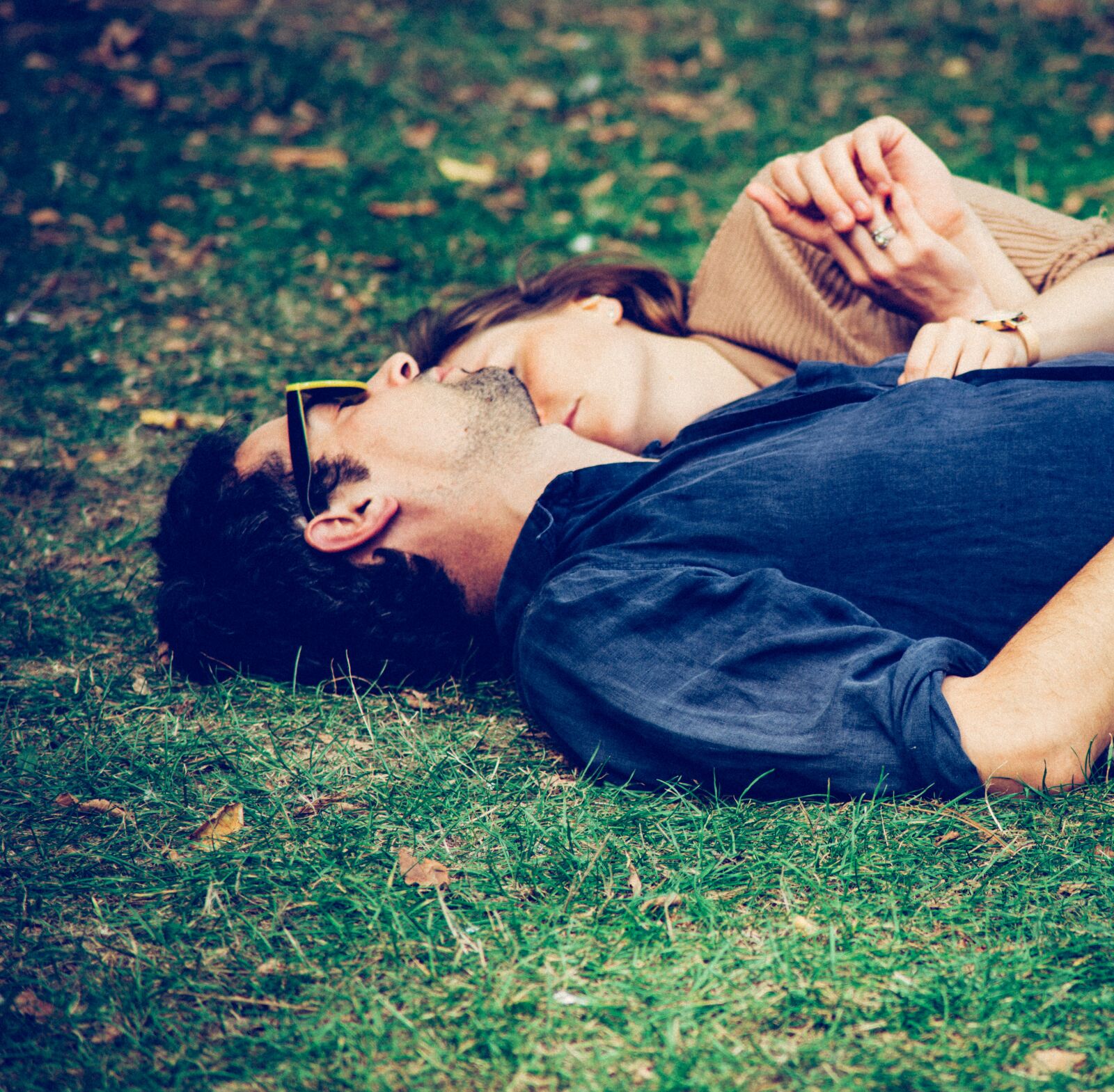 Canon EOS 5D Mark II sample photo. Couple, girl, grass photography