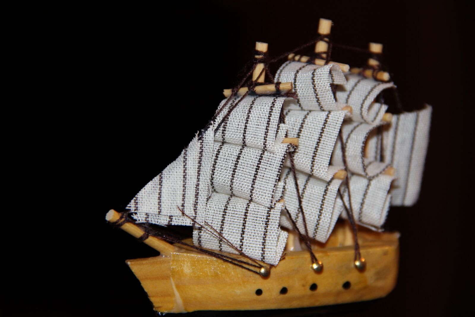 Canon EOS 600D (Rebel EOS T3i / EOS Kiss X5) sample photo. Toy, ship, samodelkin photography