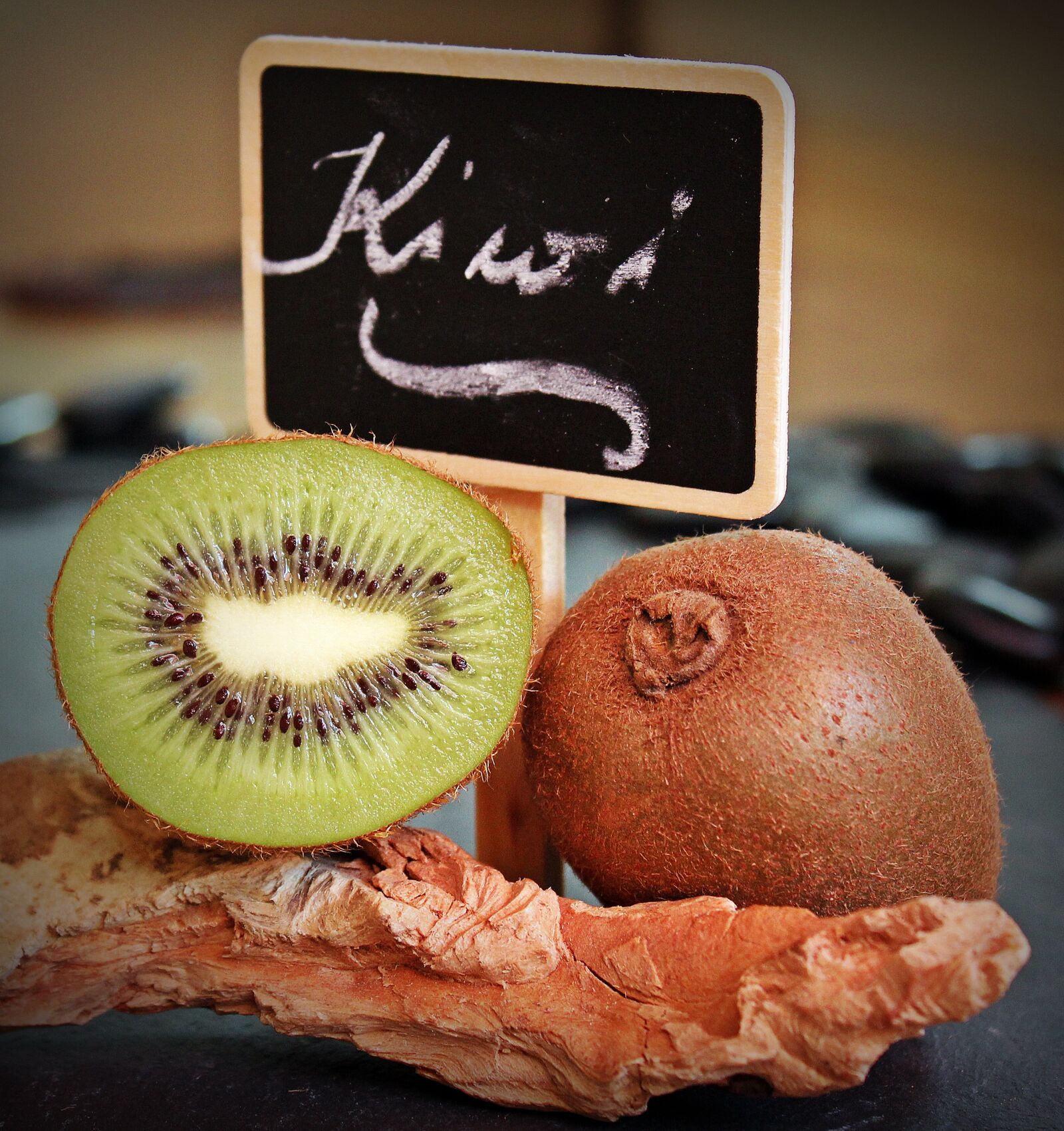 Canon EOS 550D (EOS Rebel T2i / EOS Kiss X4) sample photo. Kiwi, fruit, healthy photography