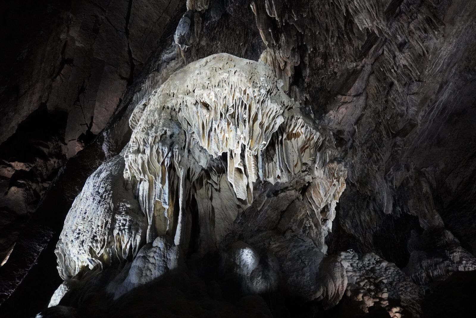 Sony E 16-50mm F3.5-5.6 PZ OSS sample photo. Cave, grotto, nature photography
