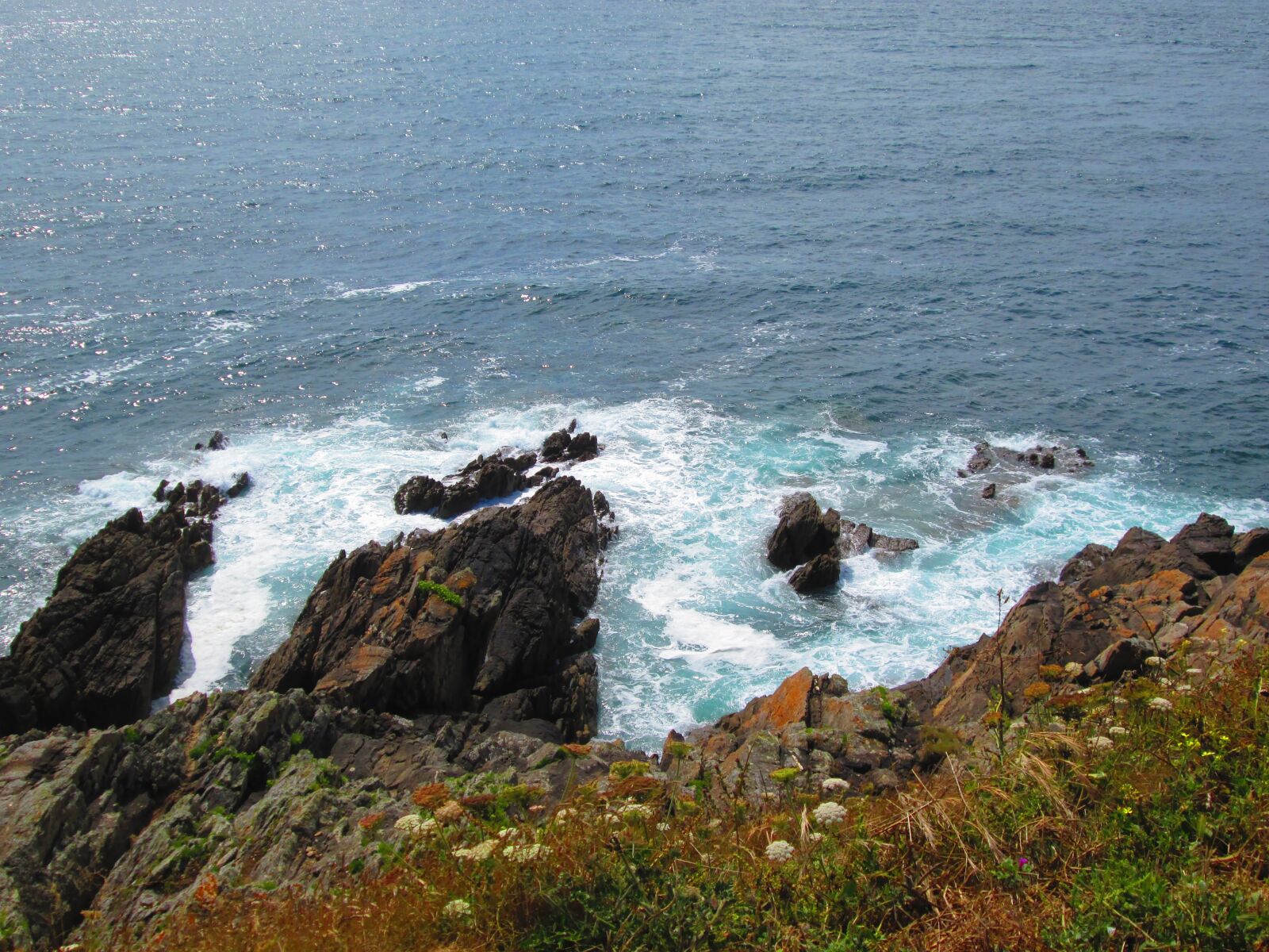 Canon PowerShot A2500 sample photo. Cliffs, waves, ocean photography