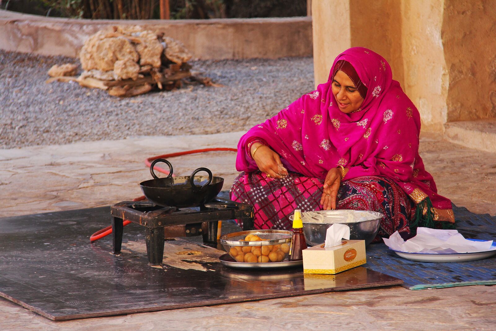 Canon EF-S 18-200mm F3.5-5.6 IS sample photo. People, woman, nizwa fort photography