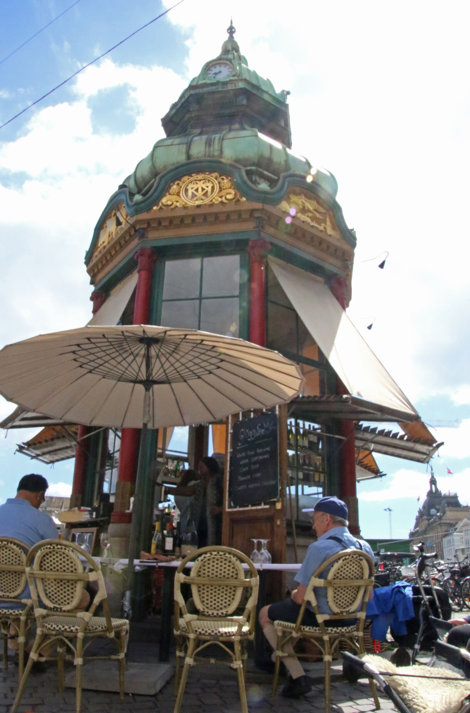 Canon EOS 7D Mark II sample photo. Chairs, dome, drink, eat photography