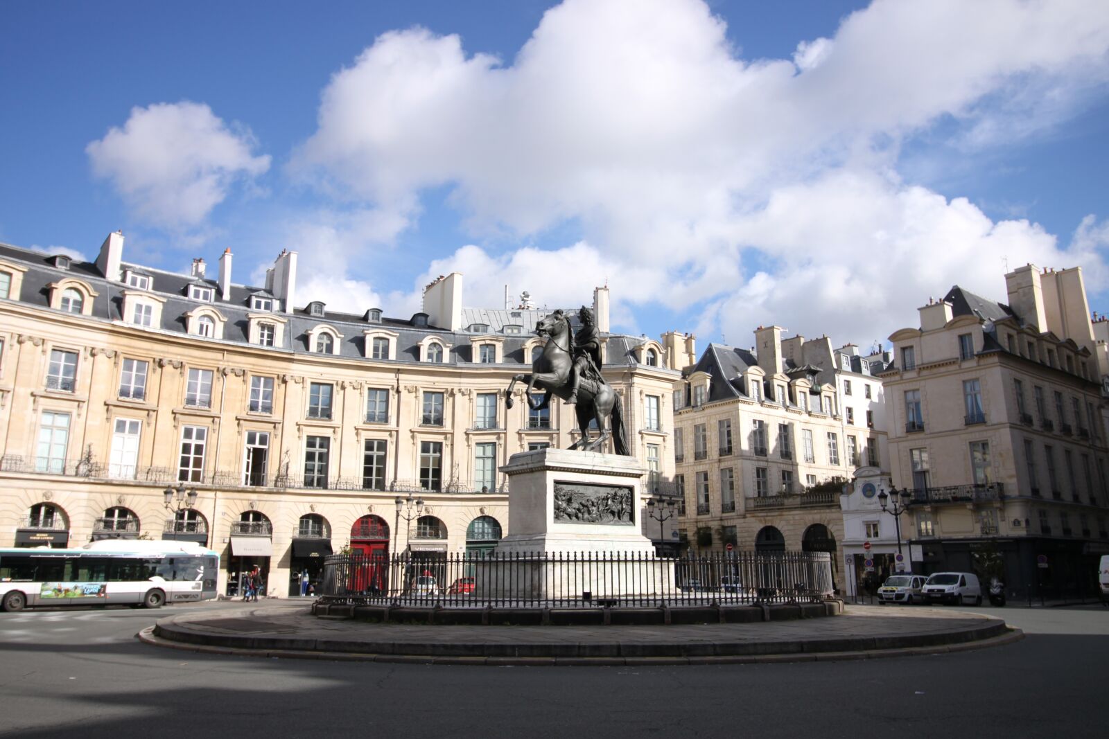 Canon EOS 500D (EOS Rebel T1i / EOS Kiss X3) sample photo. Louis xiv, statue, paris photography
