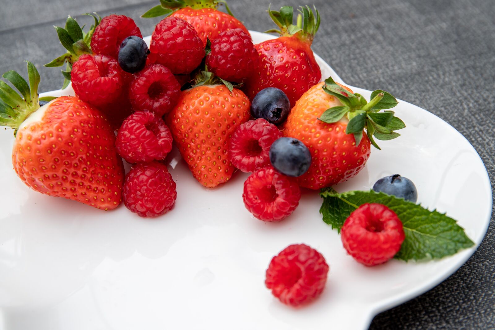 Canon EF 24-70mm F4L IS USM sample photo. Strawberries, plate, fruit photography