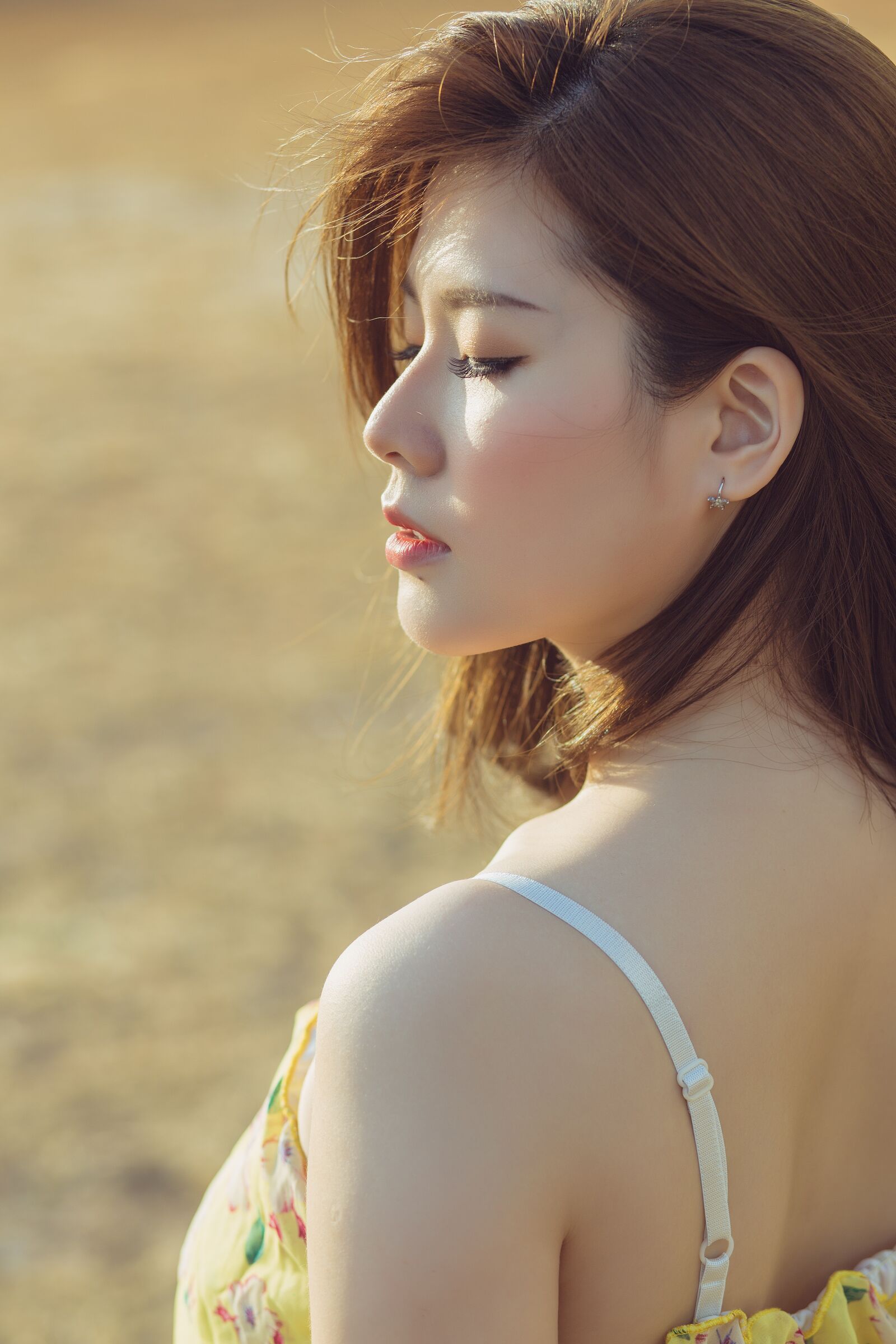 Canon EF 85mm F1.8 USM sample photo. Scrabble, shoulder, sunny photography