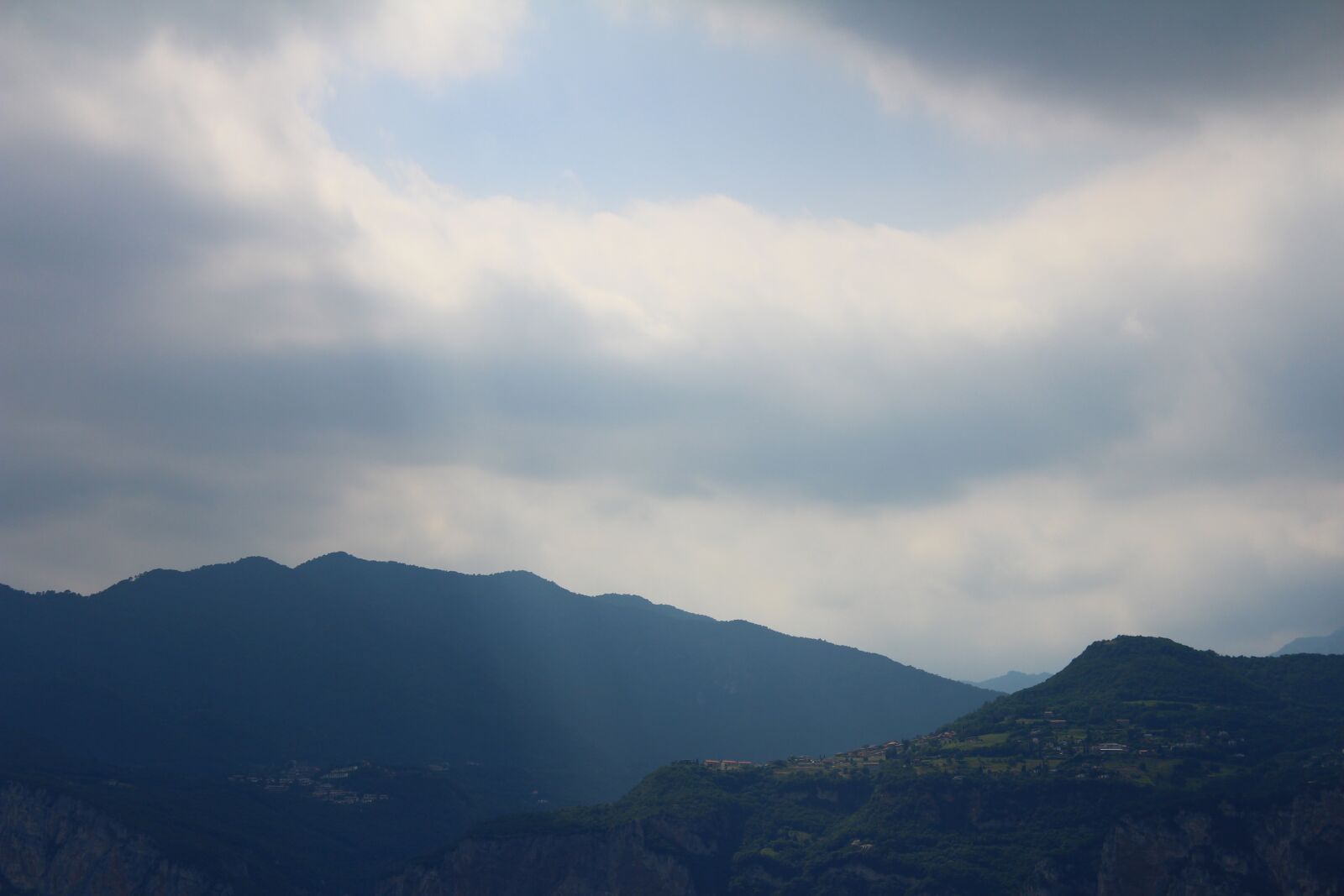 Canon EOS 600D (Rebel EOS T3i / EOS Kiss X5) sample photo. Water, lake, clouds photography