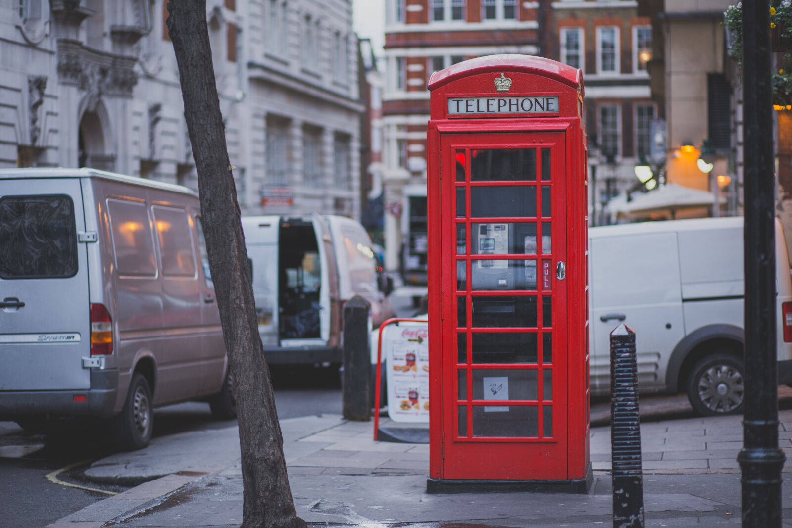 Canon EF 85mm F1.8 USM sample photo. Red, telephone, shop, beside photography