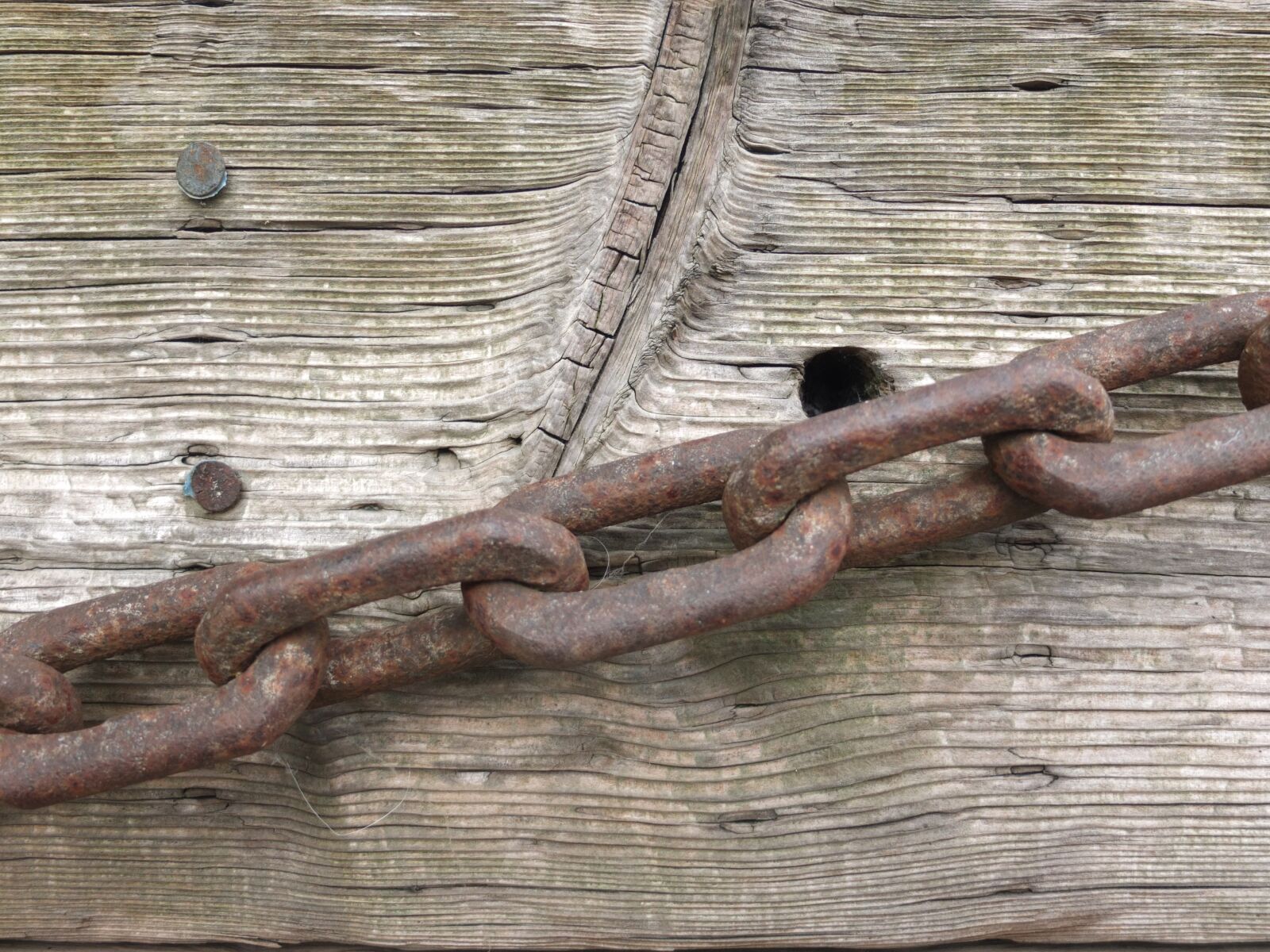 Fujifilm X10 sample photo. Wood, chain, rustic photography