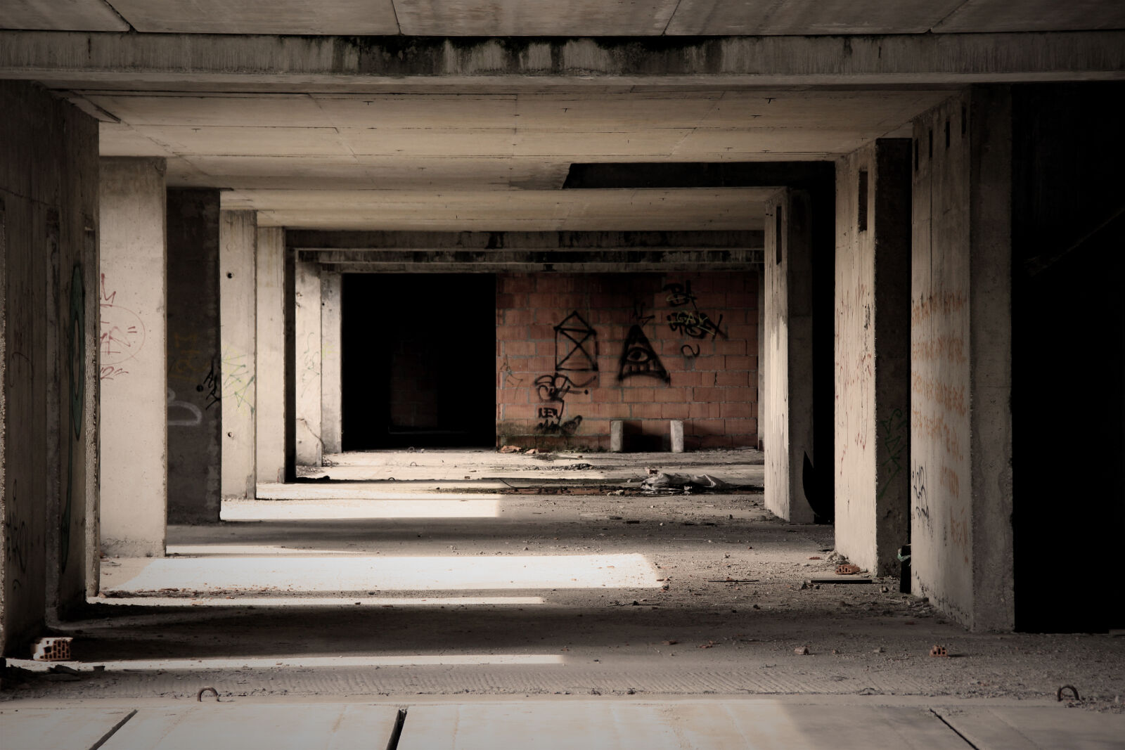 Canon EOS 600D (Rebel EOS T3i / EOS Kiss X5) sample photo. Ayy, building, dark, eye photography