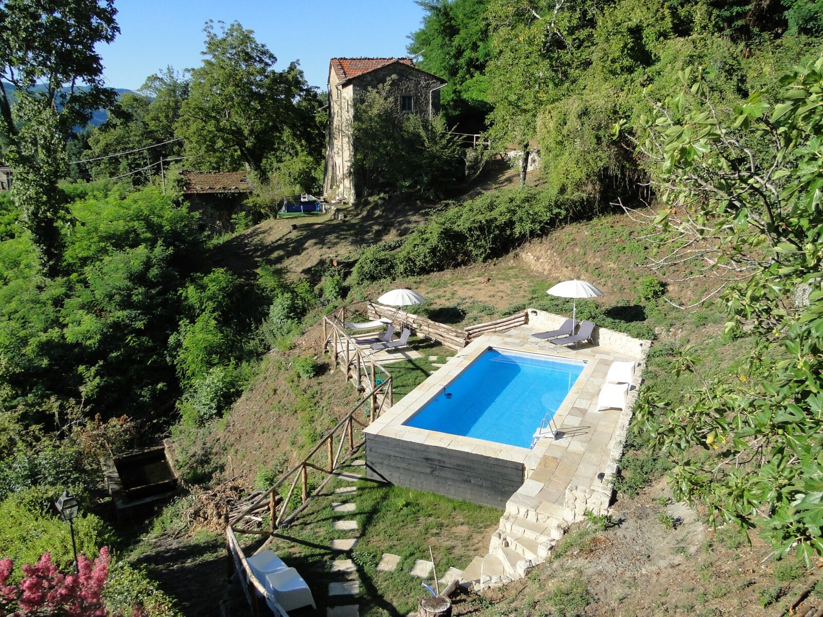 Sony Cyber-shot DSC-HX1 sample photo. Italy, swimming pool, parasol photography