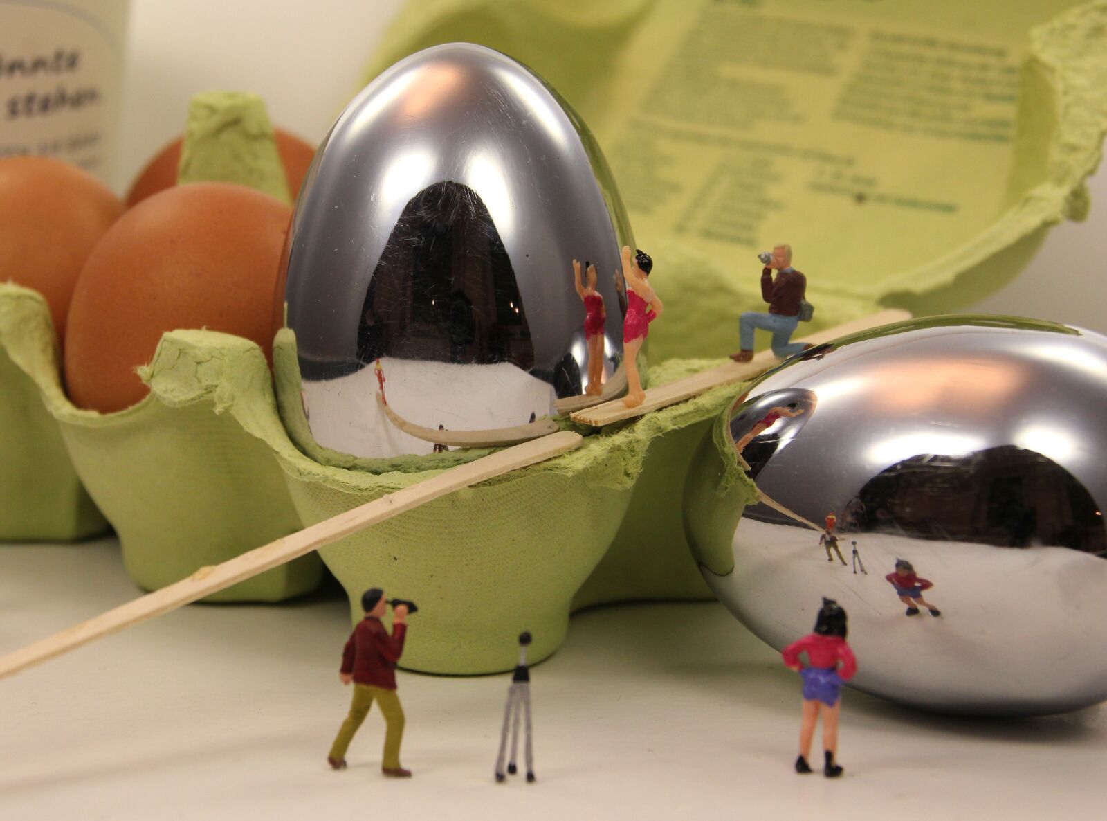 Canon EOS 550D (EOS Rebel T2i / EOS Kiss X4) sample photo. Miniature figures, fried, egg photography