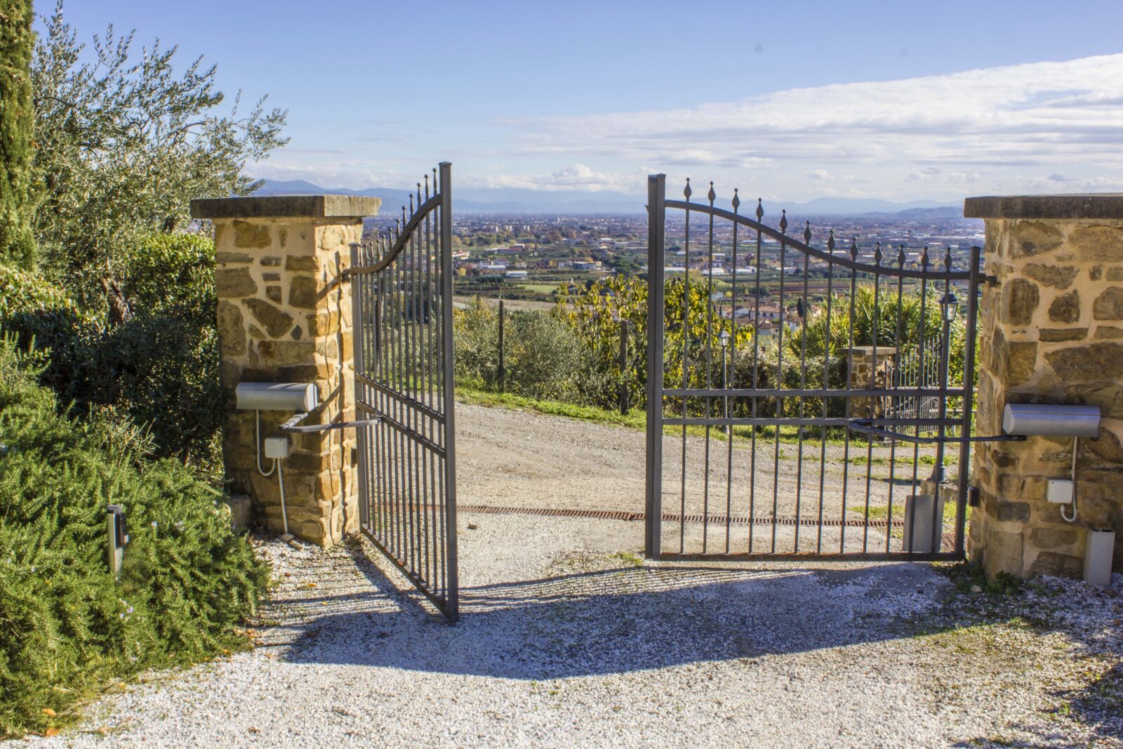 Canon EF-S 18-55mm F3.5-5.6 IS sample photo. Gate, electric, threshold photography