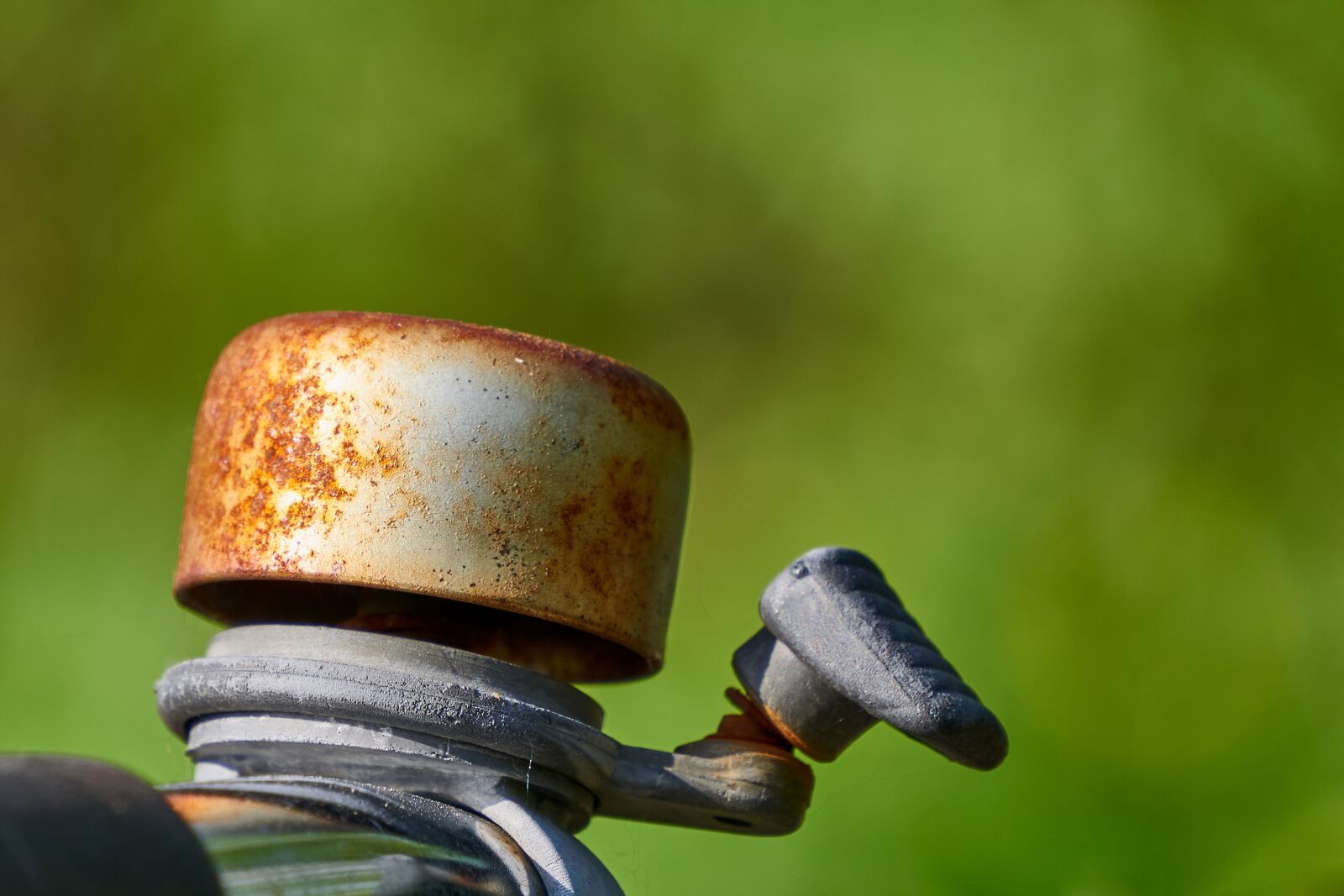 Sony E 55-210mm F4.5-6.3 OSS sample photo. Bike bell, bell, rusty photography