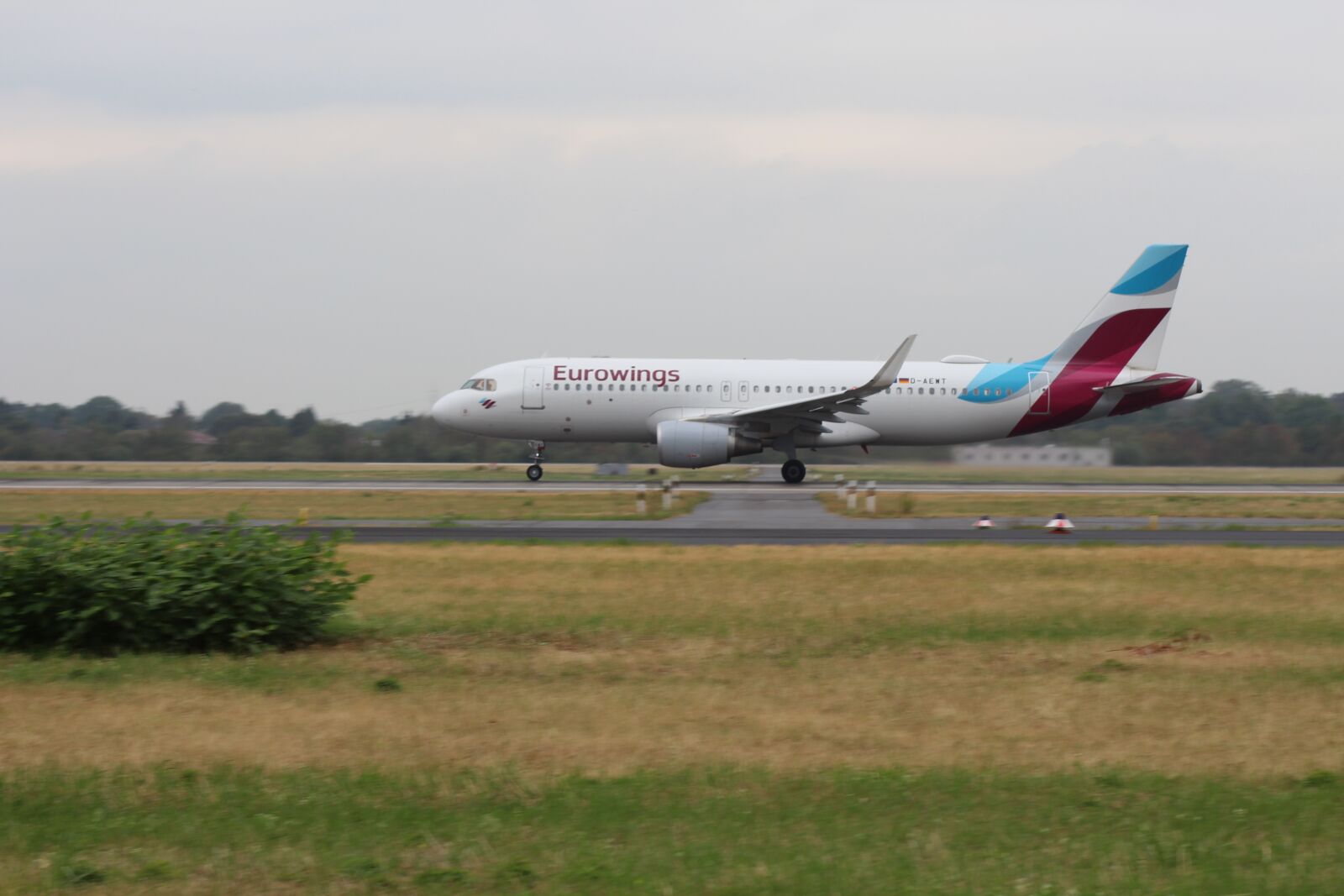 Canon EOS 700D (EOS Rebel T5i / EOS Kiss X7i) + Canon EF 80-200mm F4.5-5.6 II sample photo. Airport, eurowings, fly photography