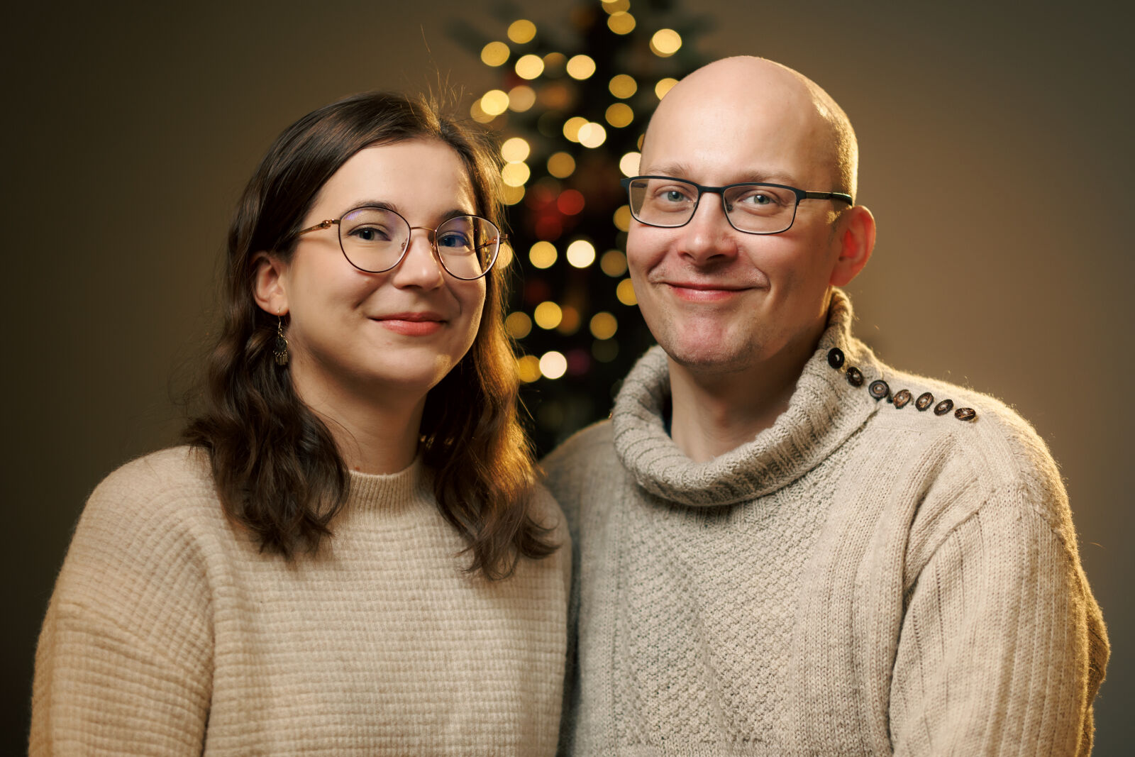 Sigma 56mm F1.4 DC DN | C sample photo. Couple seasonal pose photography