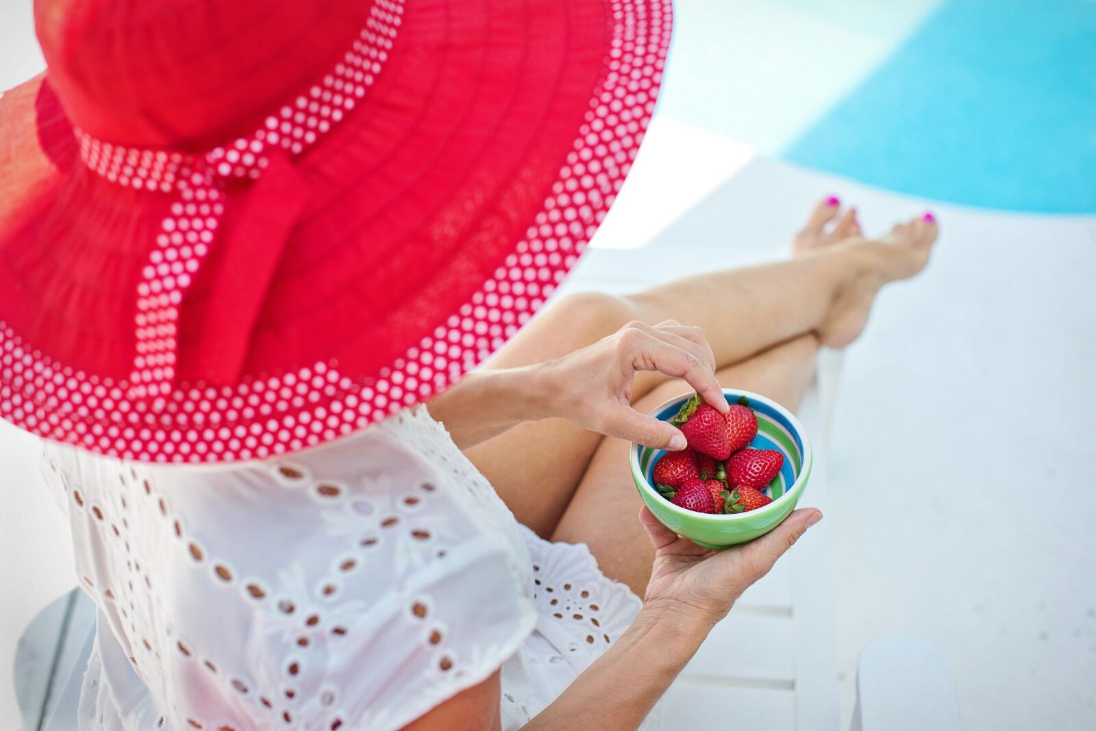 Canon EF 50mm F1.4 USM sample photo. Summer, poolside, red hat photography